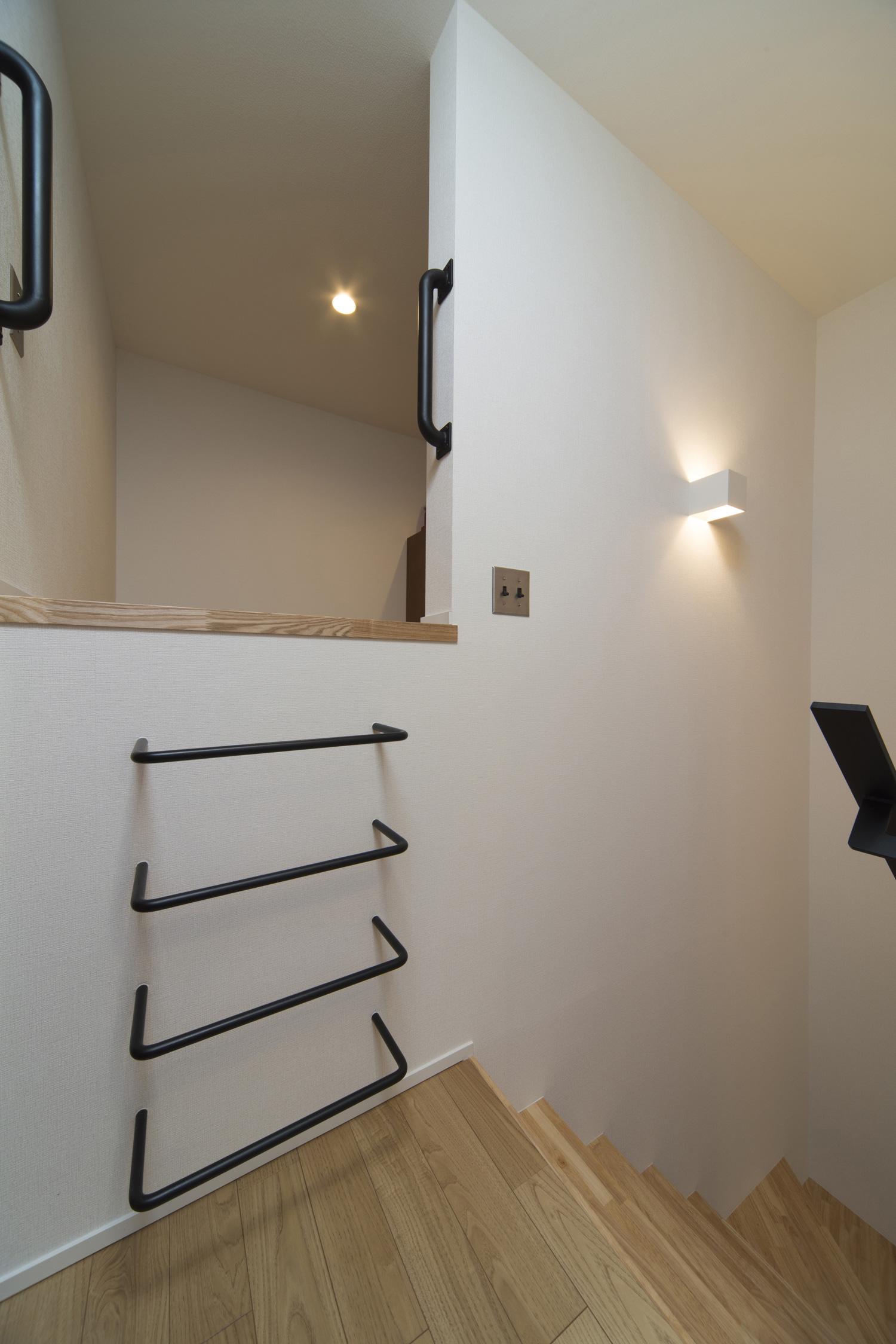 アイアンの階段を取り付けたロフト・デザイン住宅