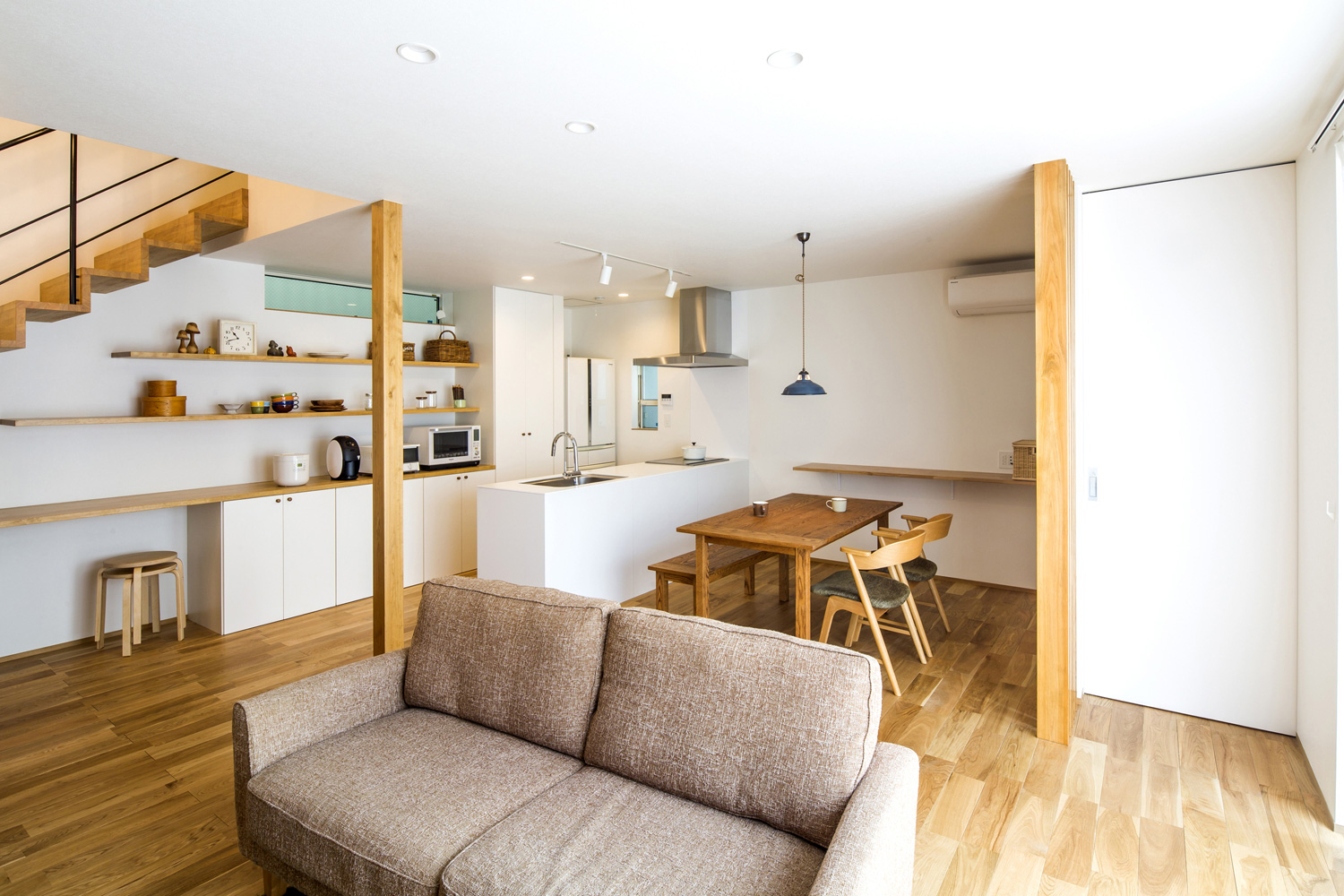 木のインテリアで統一したナチュラルで温かみのあるLDK・デザイン住宅