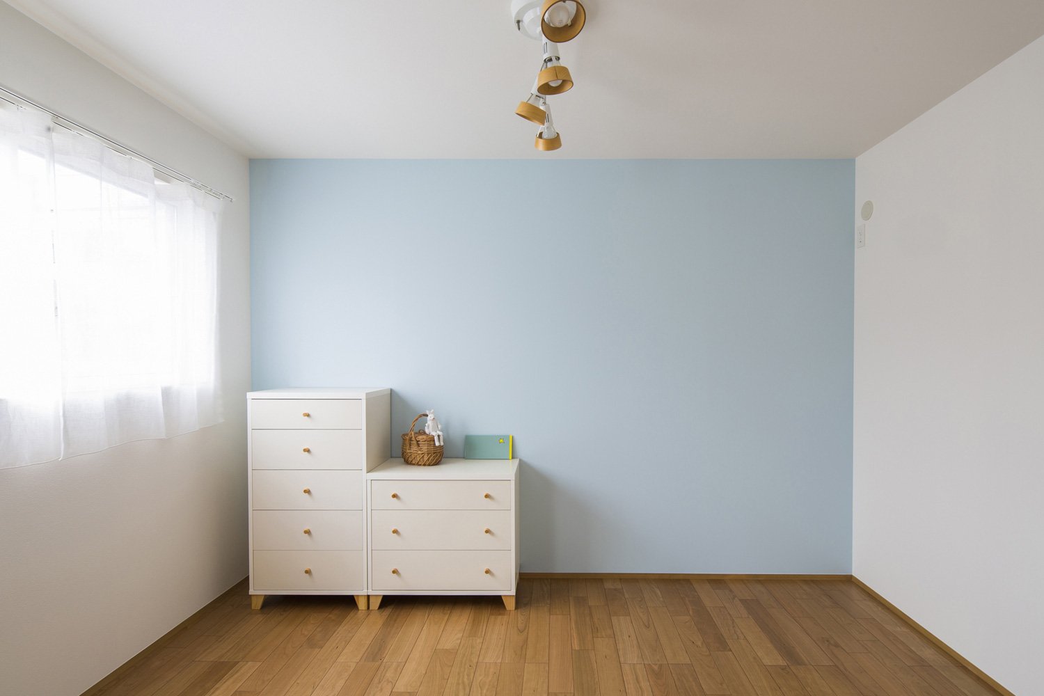 水色のアクセントクロスがある可愛らしい子供部屋・デザイン住宅