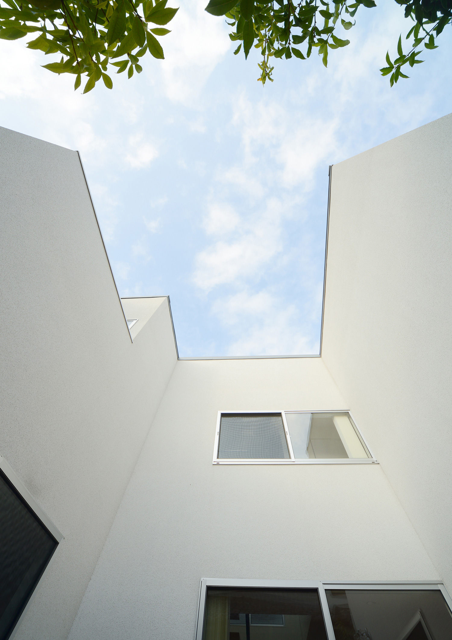 コの字型に囲まれた中庭・デザイン住宅