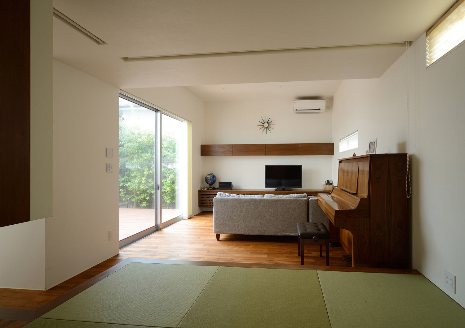 畳のスペースがある中庭に面した明るいLDK・デザイン住宅
