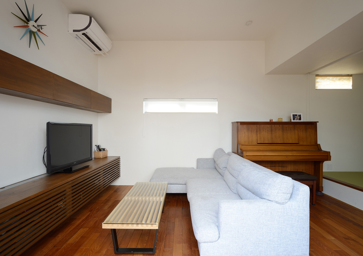 濃い色の木材を中心としたシンプルで落ち着きのあるLDK・デザイン住宅