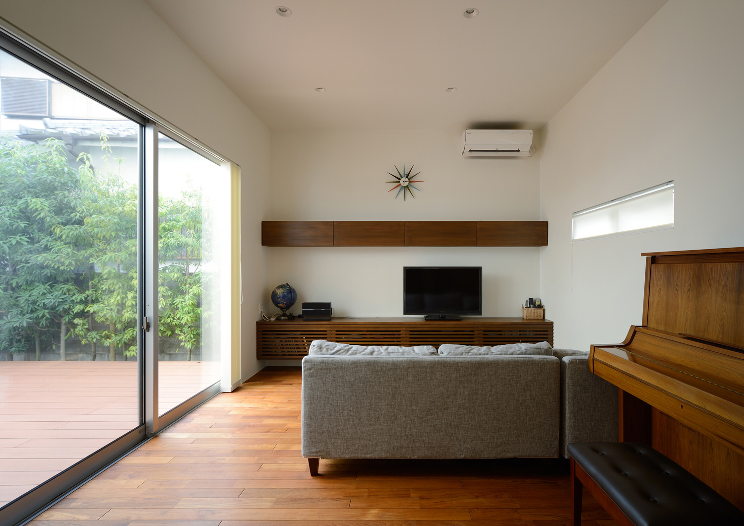 ウッドデッキの中庭に面した大きな窓がある明るいLDK・デザイン住宅