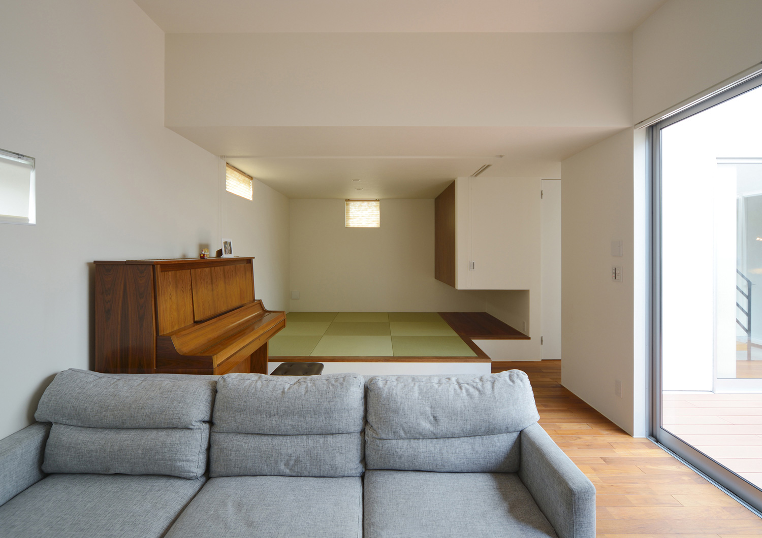 小上がりの畳スペースや木のピアノがあるLDK・デザイン住宅