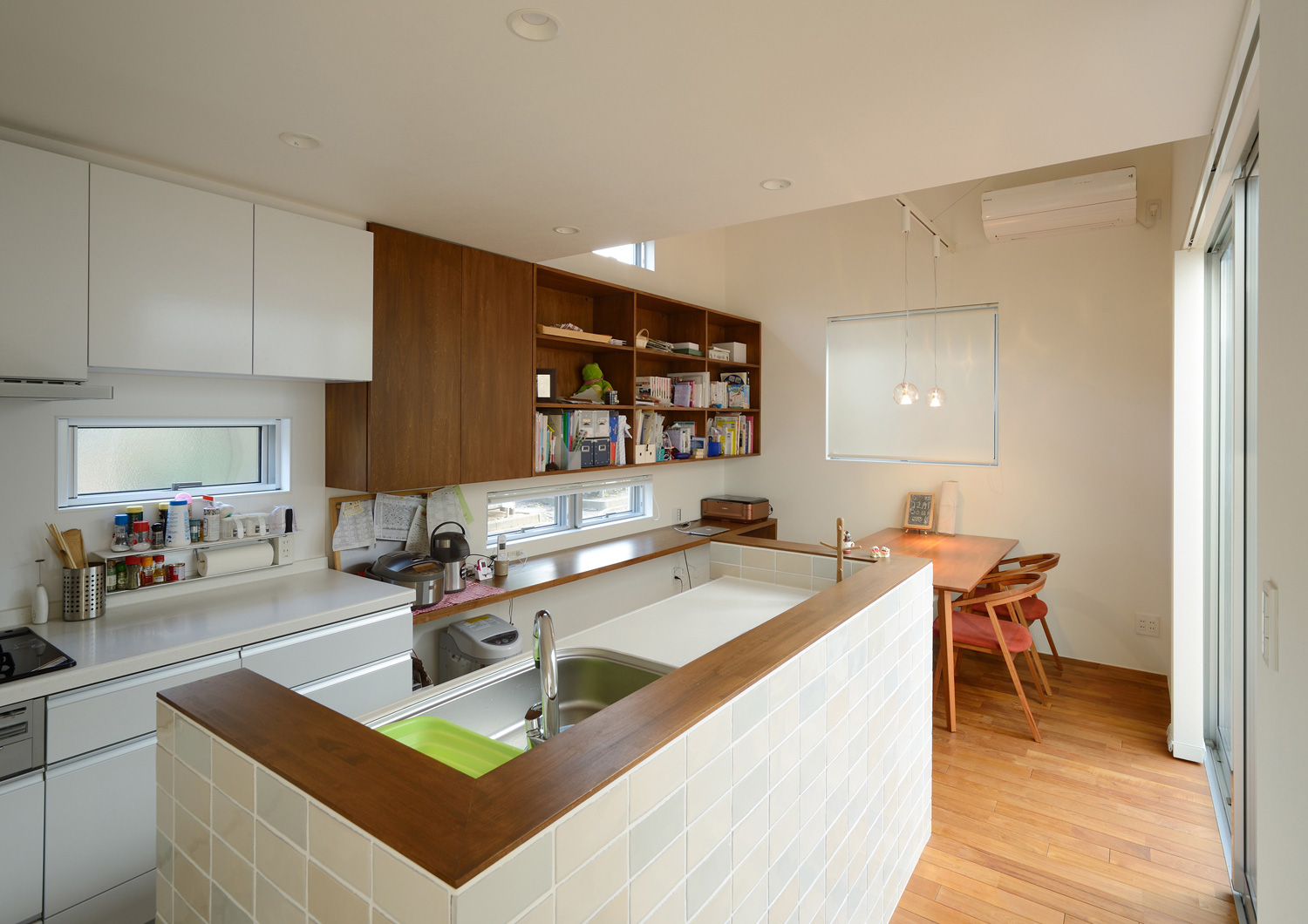 白いタイルの腰壁が取り付けられたナチュラルなキッチン・デザイン住宅