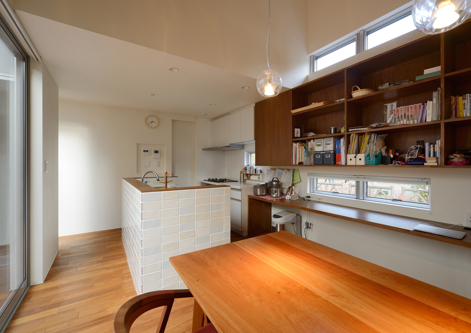 スリット窓から光が入るシンプルで明るいLDK・デザイン住宅