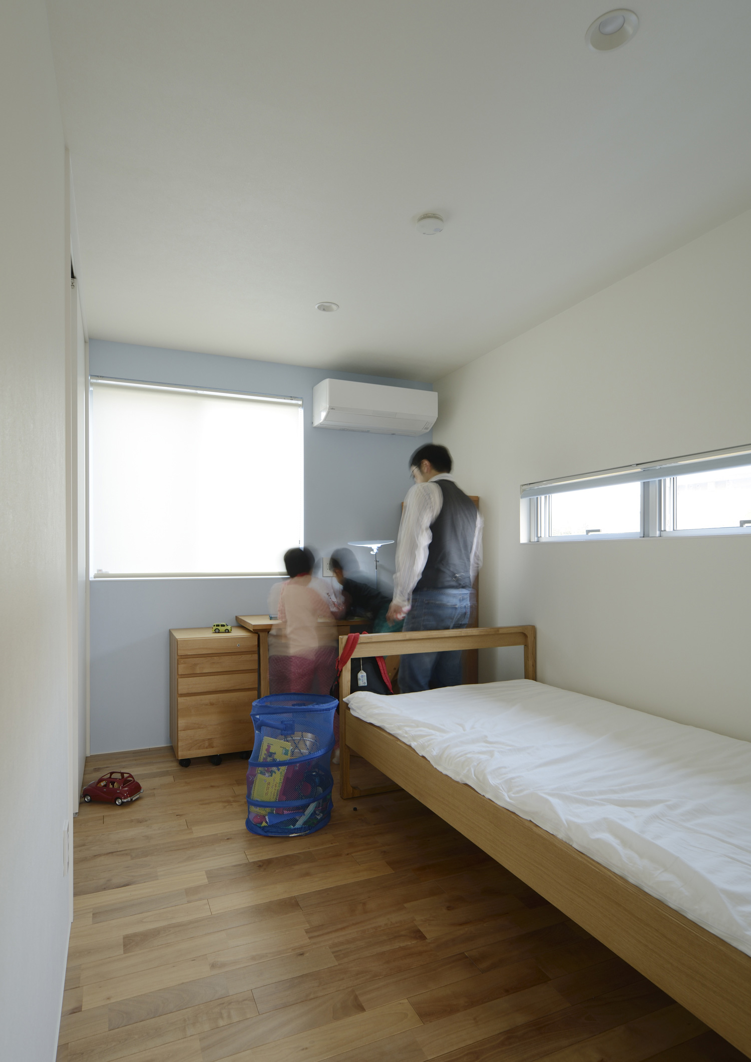 大きな窓とスリット窓を両方取り付けた子供部屋・デザイン住宅