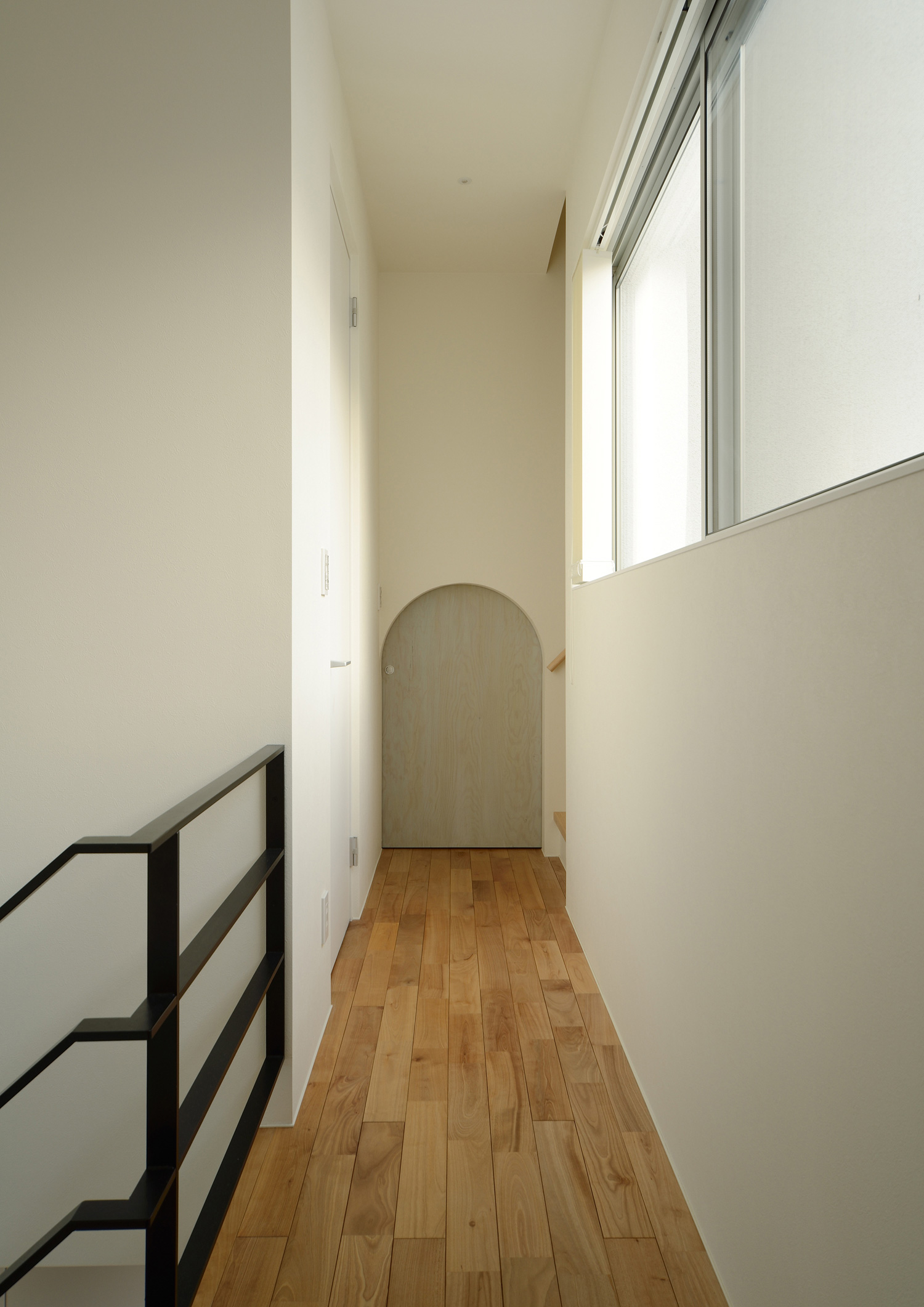 突き当りにR壁の収納がある廊下・デザイン住宅