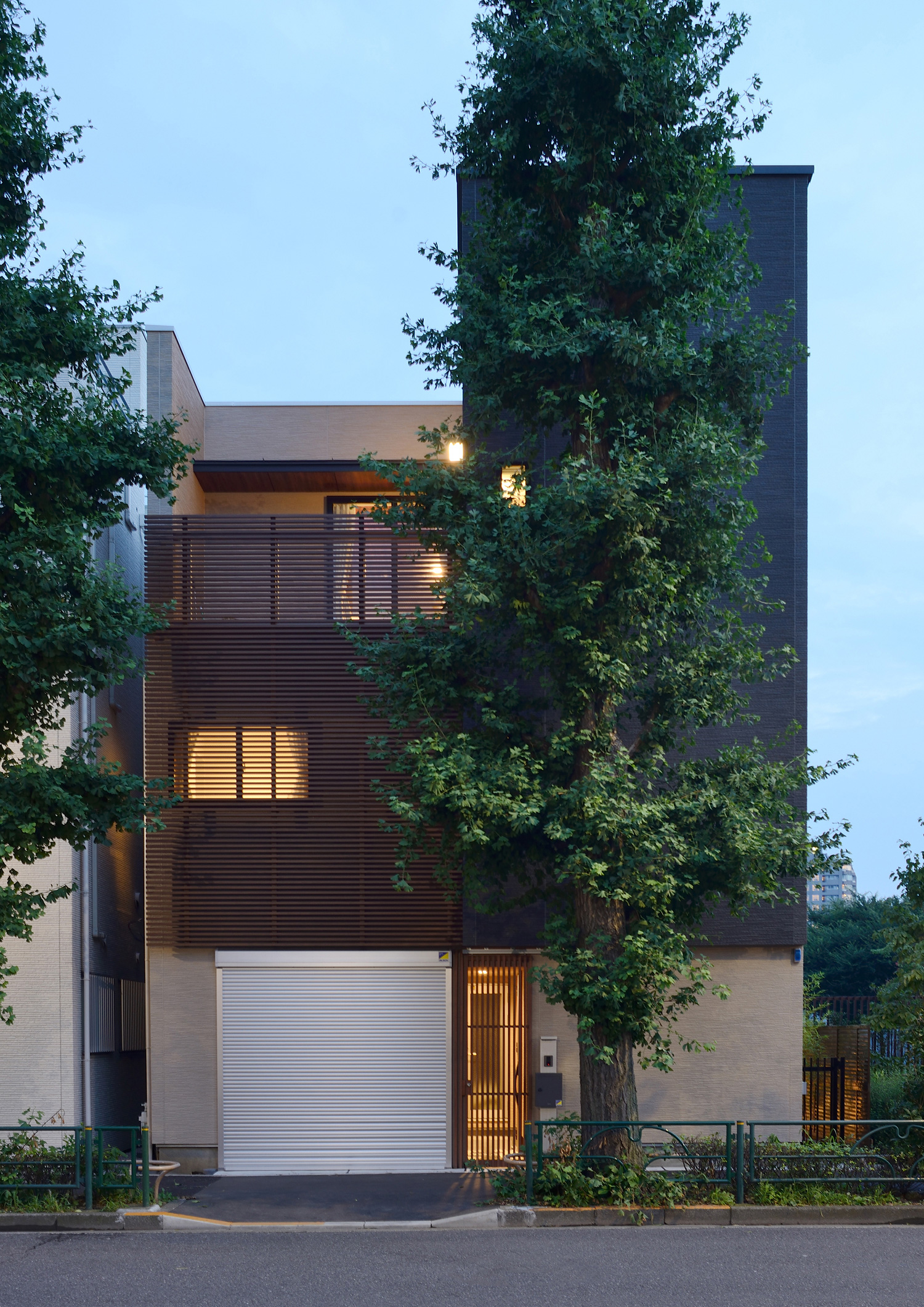 銀杏並木の前にあるインナーガレージ付きの住まい・デザイン住宅