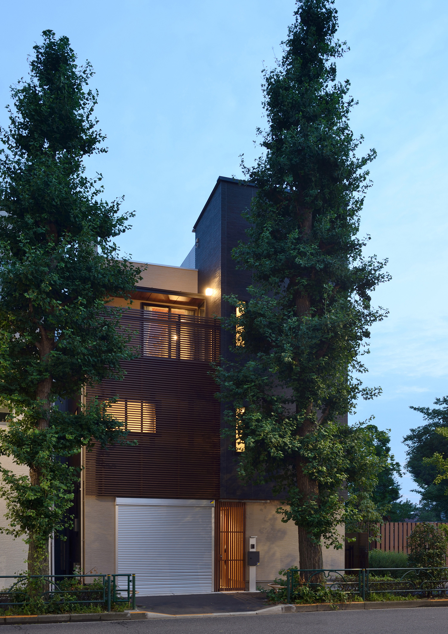 銀杏並木の大通り沿いにあるバルコニー付きの住まい・デザイン住宅