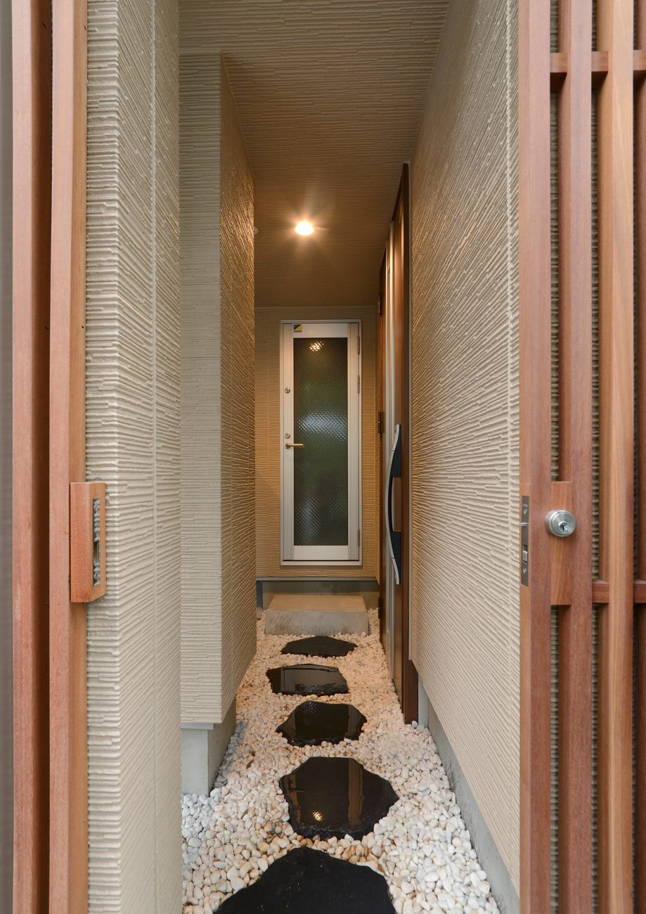 和風の石畳みのアプローチの先にある玄関・デザイン住宅