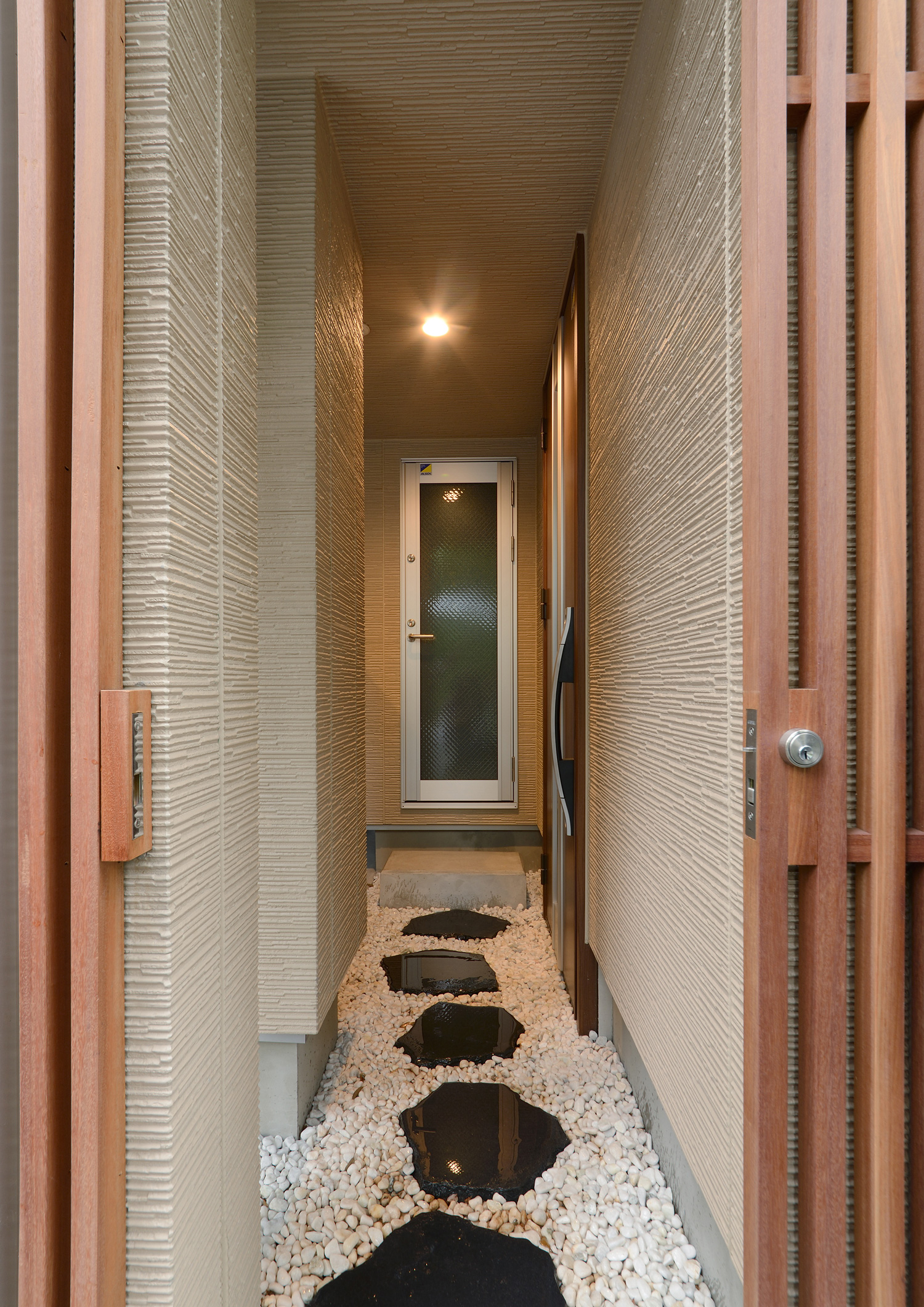 和風の石畳みのアプローチの先にある玄関・デザイン住宅