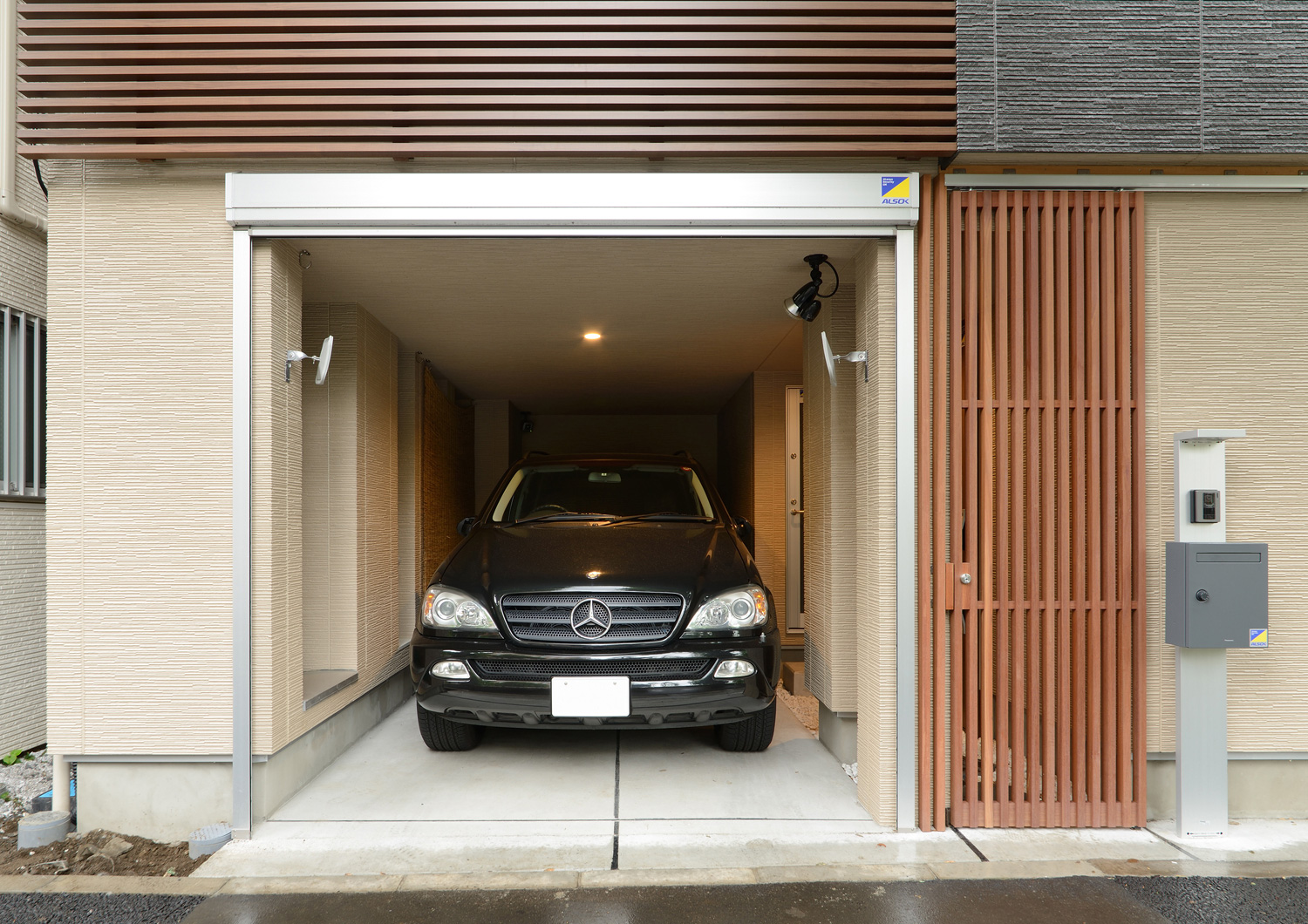 車が一台止められるシャッター付きのインナーガレージ・デザイン住宅