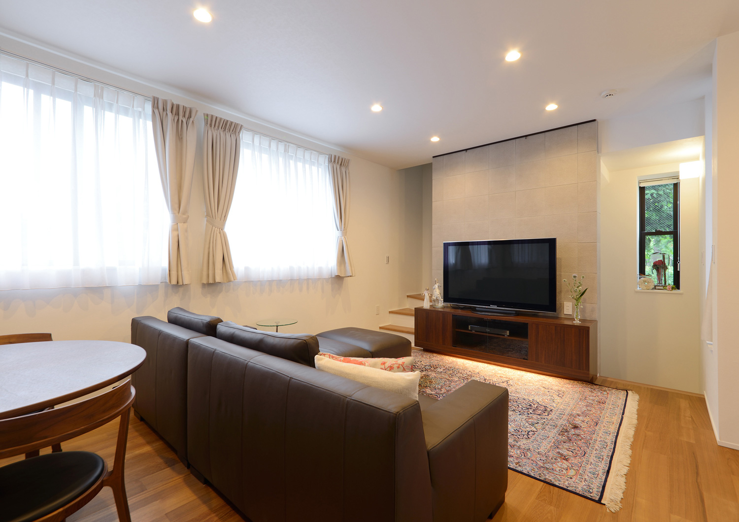 テレビの裏に階段を取り付けたシンプルなLDK・デザイン住宅