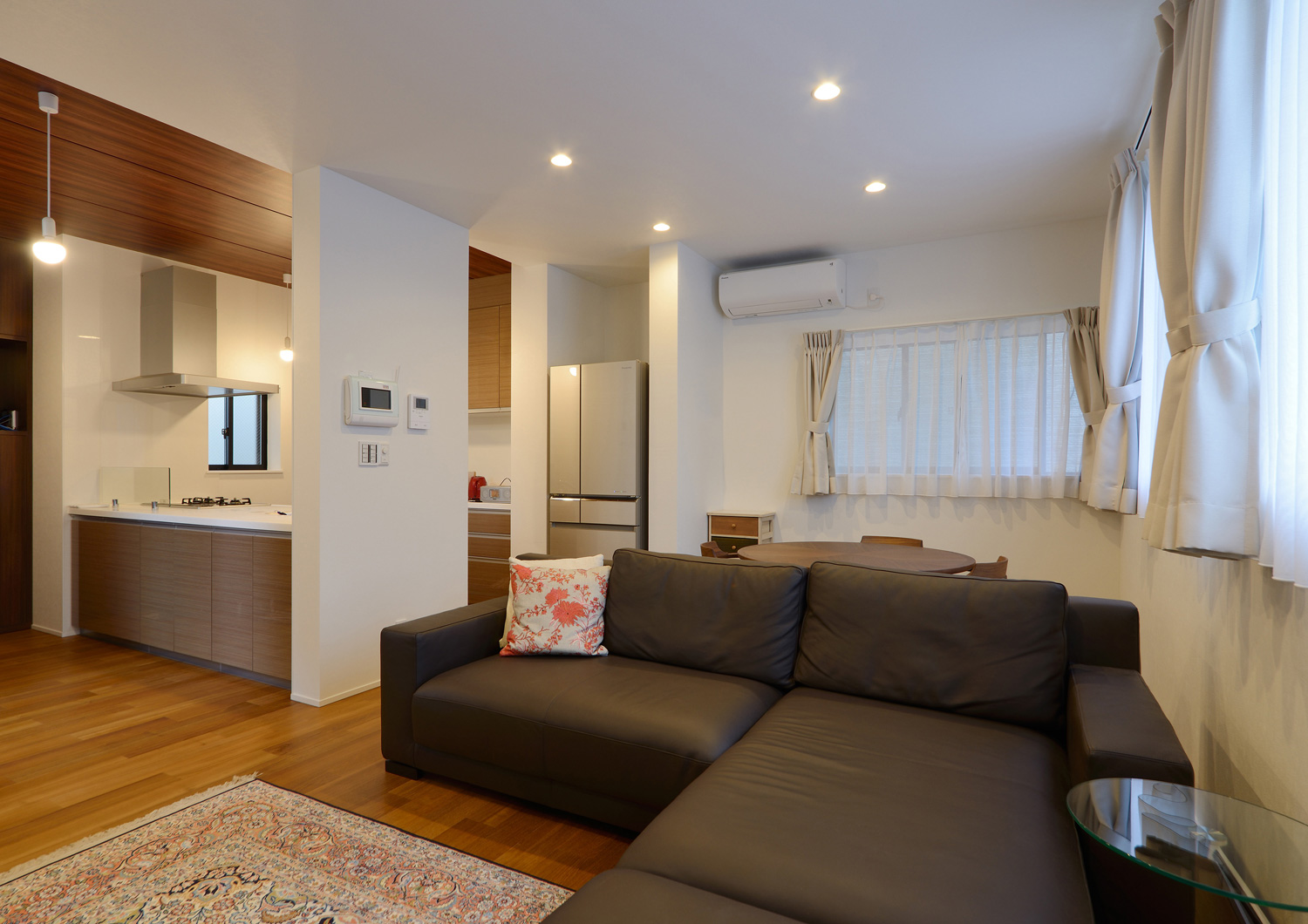 白い天井と木目の天井が切り替わっているおしゃれなLDK・デザイン住宅