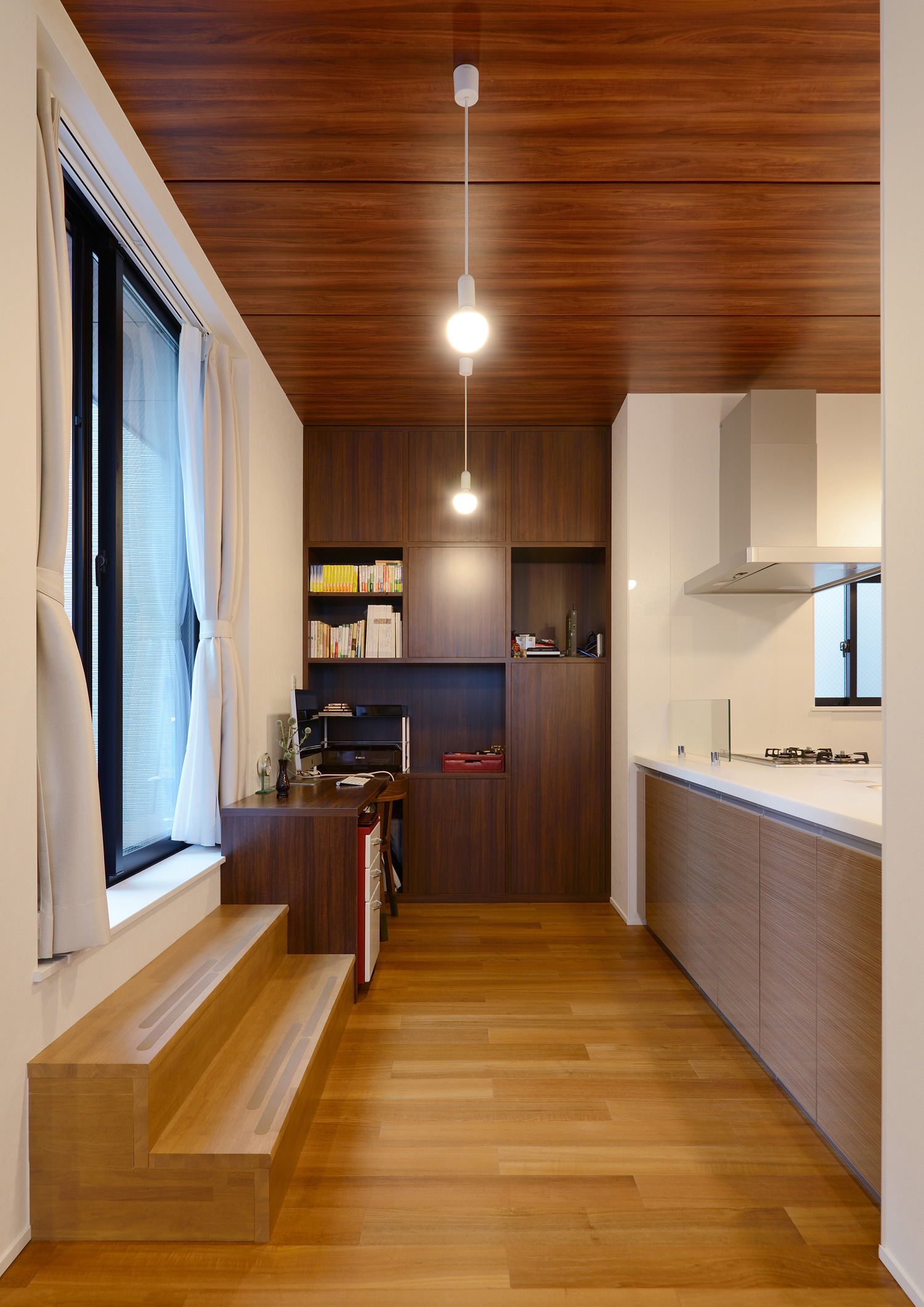 天井や壁面収納に木目を取り入れた温かみのあるLDK・デザイン住宅