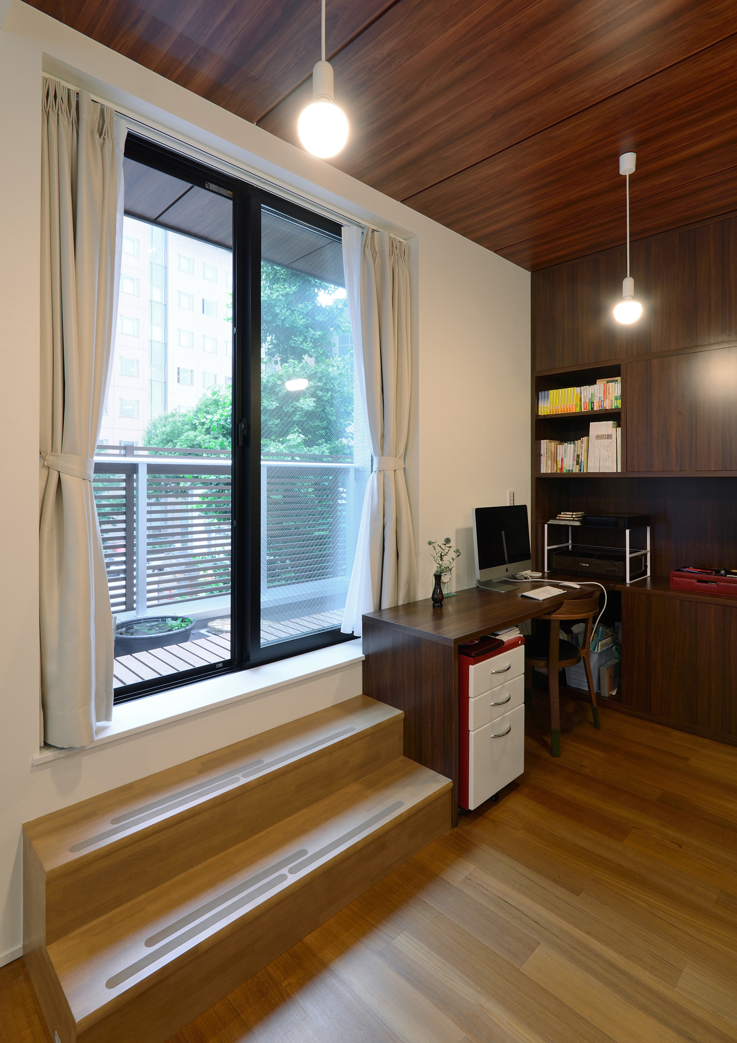 ウッドデッキのバルコニーと繋がる木目の天井のLDK・デザイン住宅