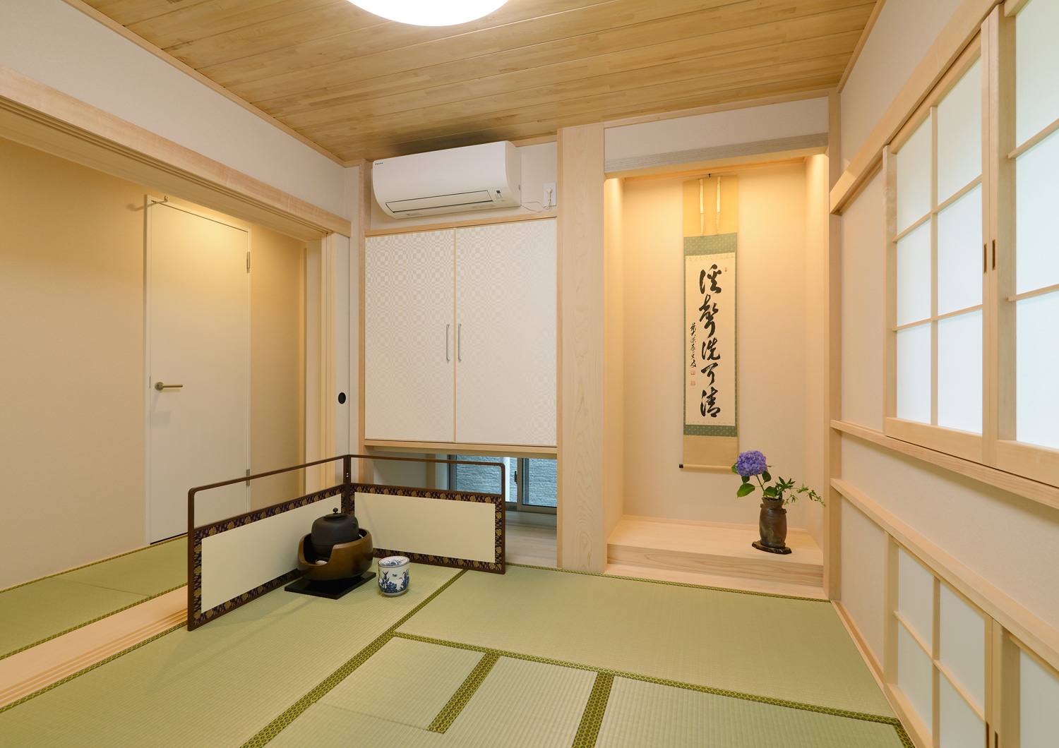 床の間のある和室から庭の緑を望む茶室