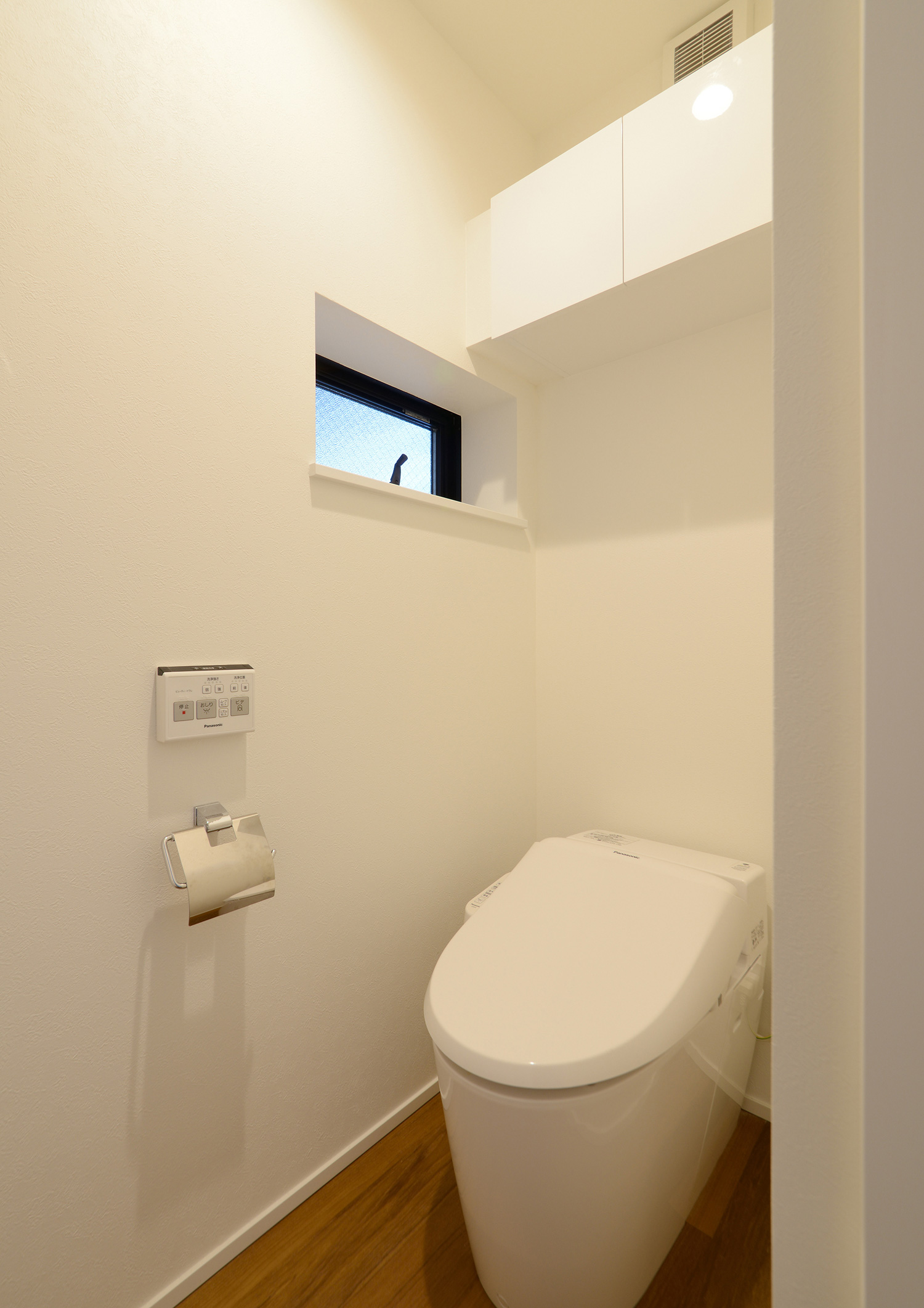 白で統一したシンプルな洗面所・デザイン住宅