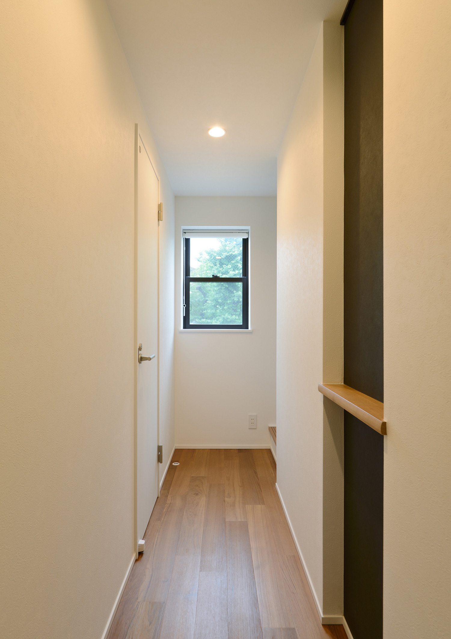 頭上に収納ボックスを取り付けたシンプルなトイレ・デザイン住宅