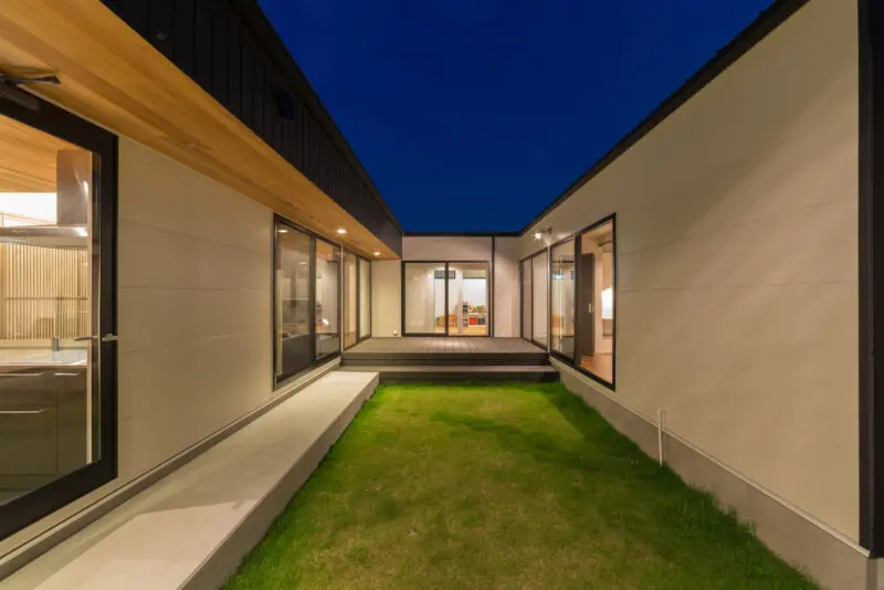 子どもたちが走り回れる中庭