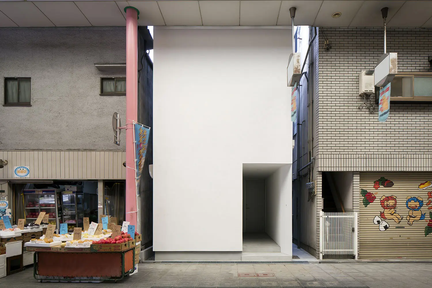 玄関アプローチと外観