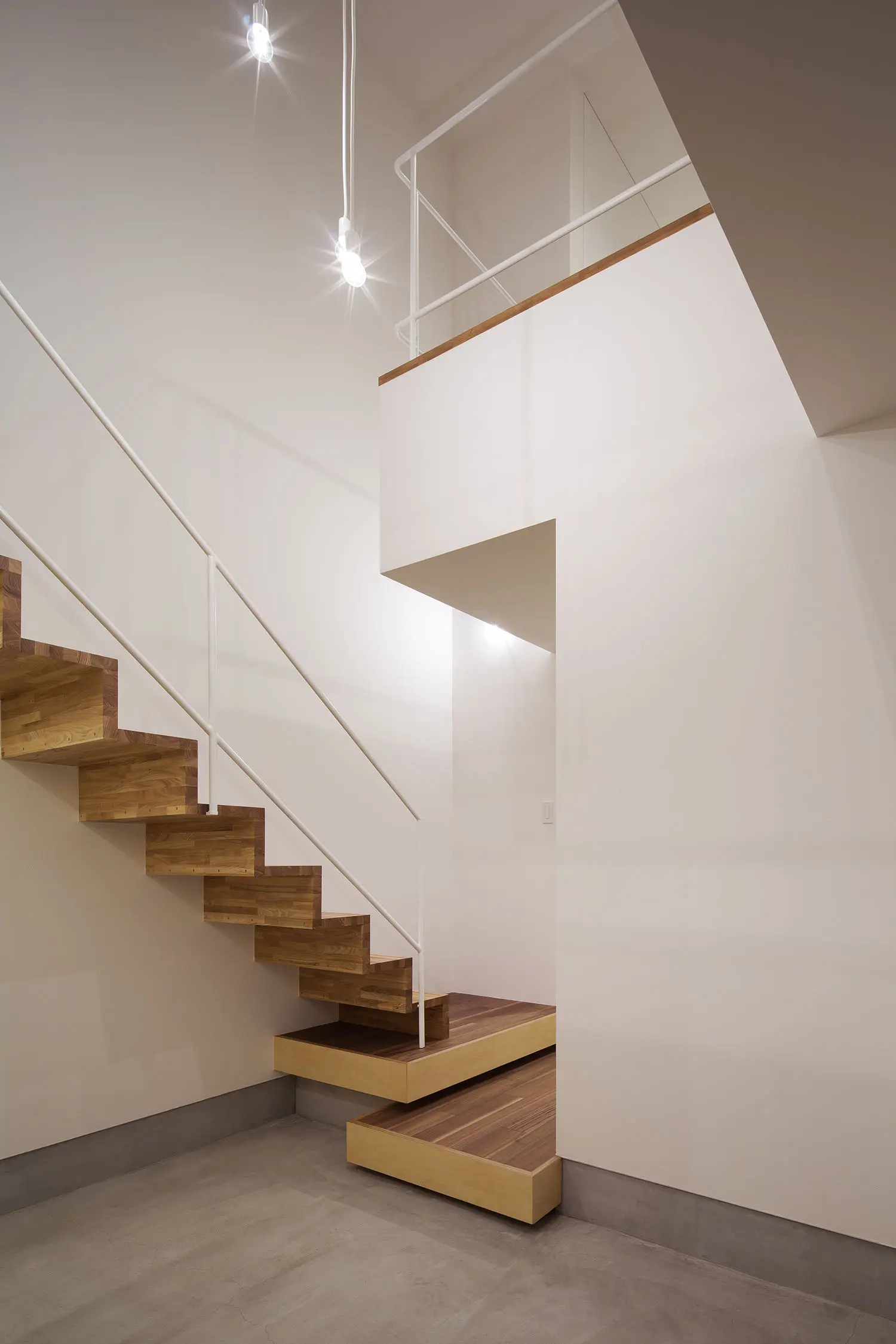 吹き抜けとトップライトで明るい玄関エリア