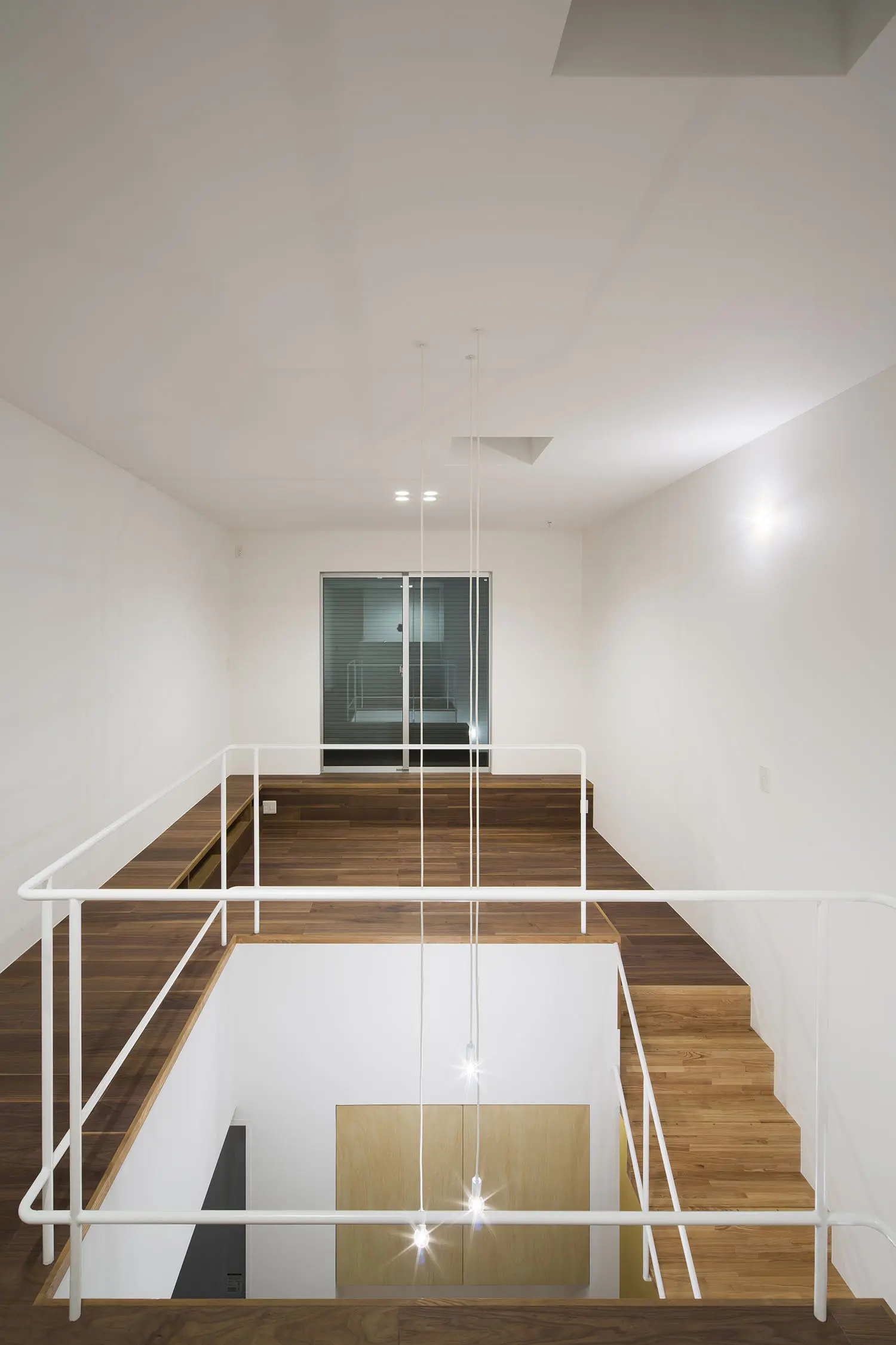 テラスと吹き抜けに隣接した２階フロア