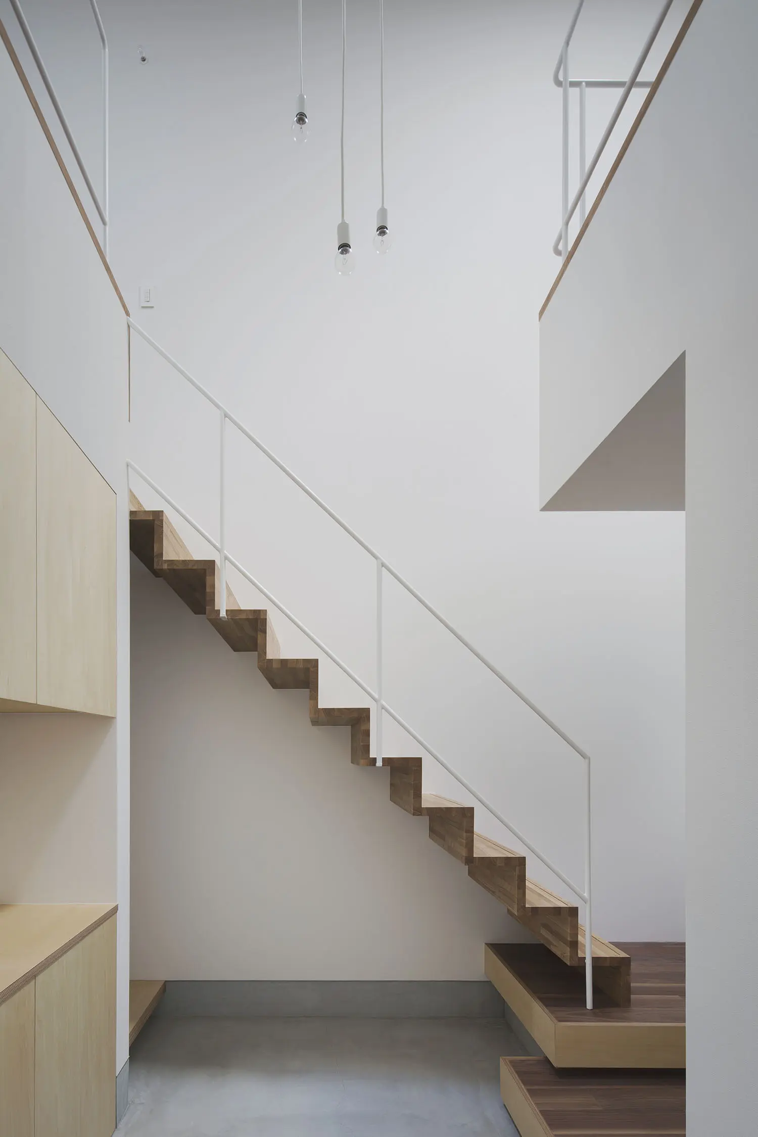 開放感を感じる階段下スペース