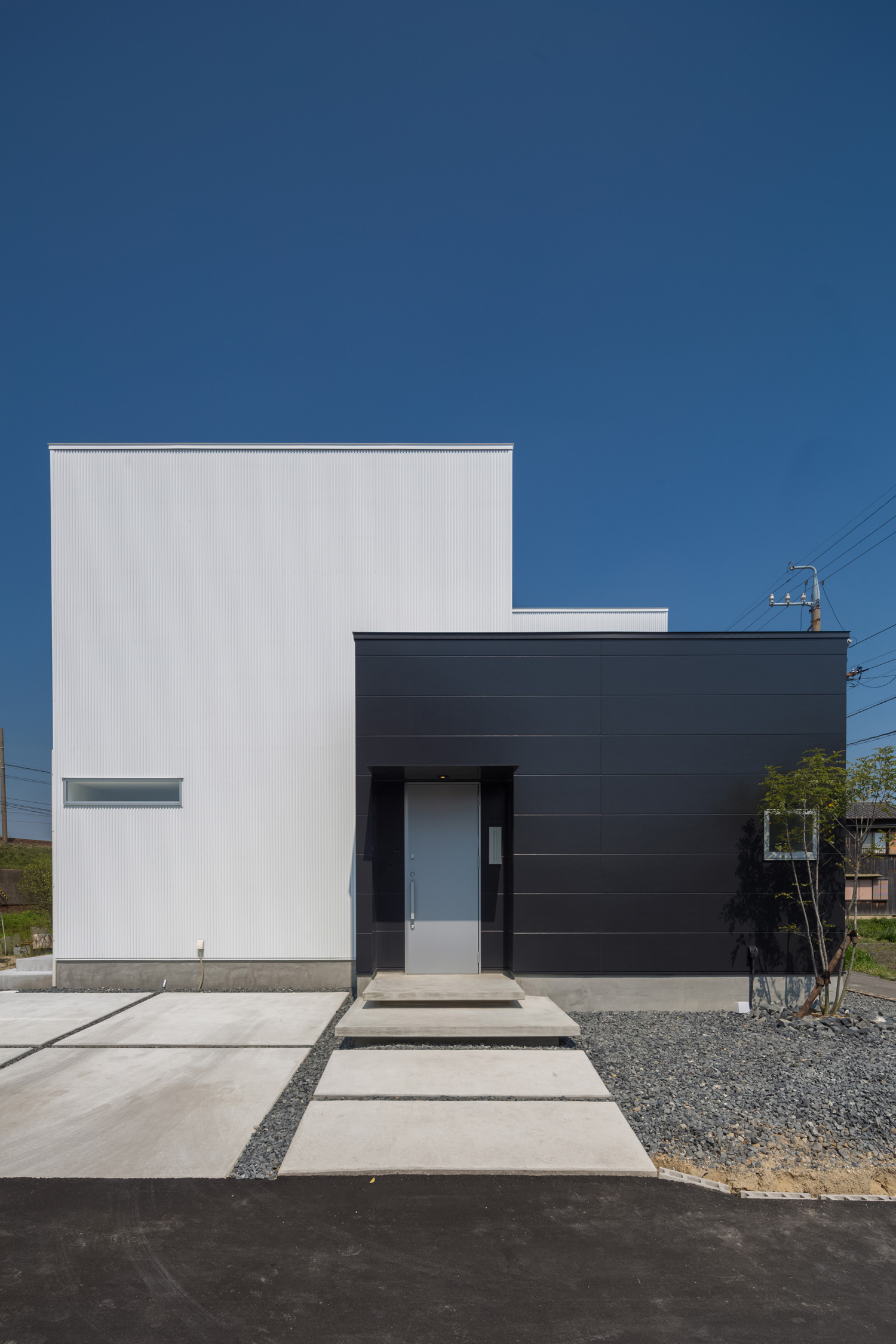 モノトーンでスクエアな外観の家・デザイン住宅