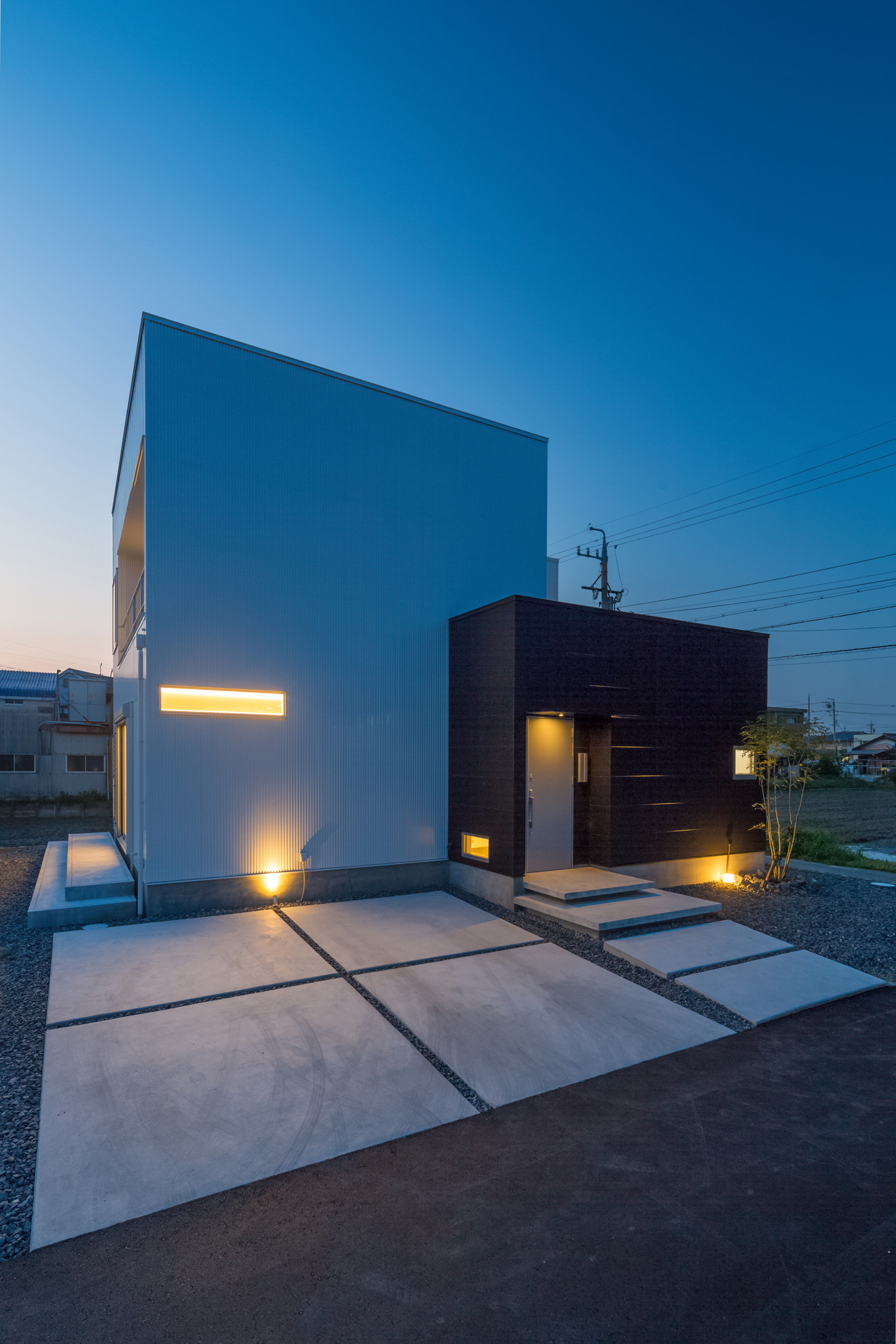 床に照明が取り付けられたシンプルなモノトーンの家・デザイン住宅