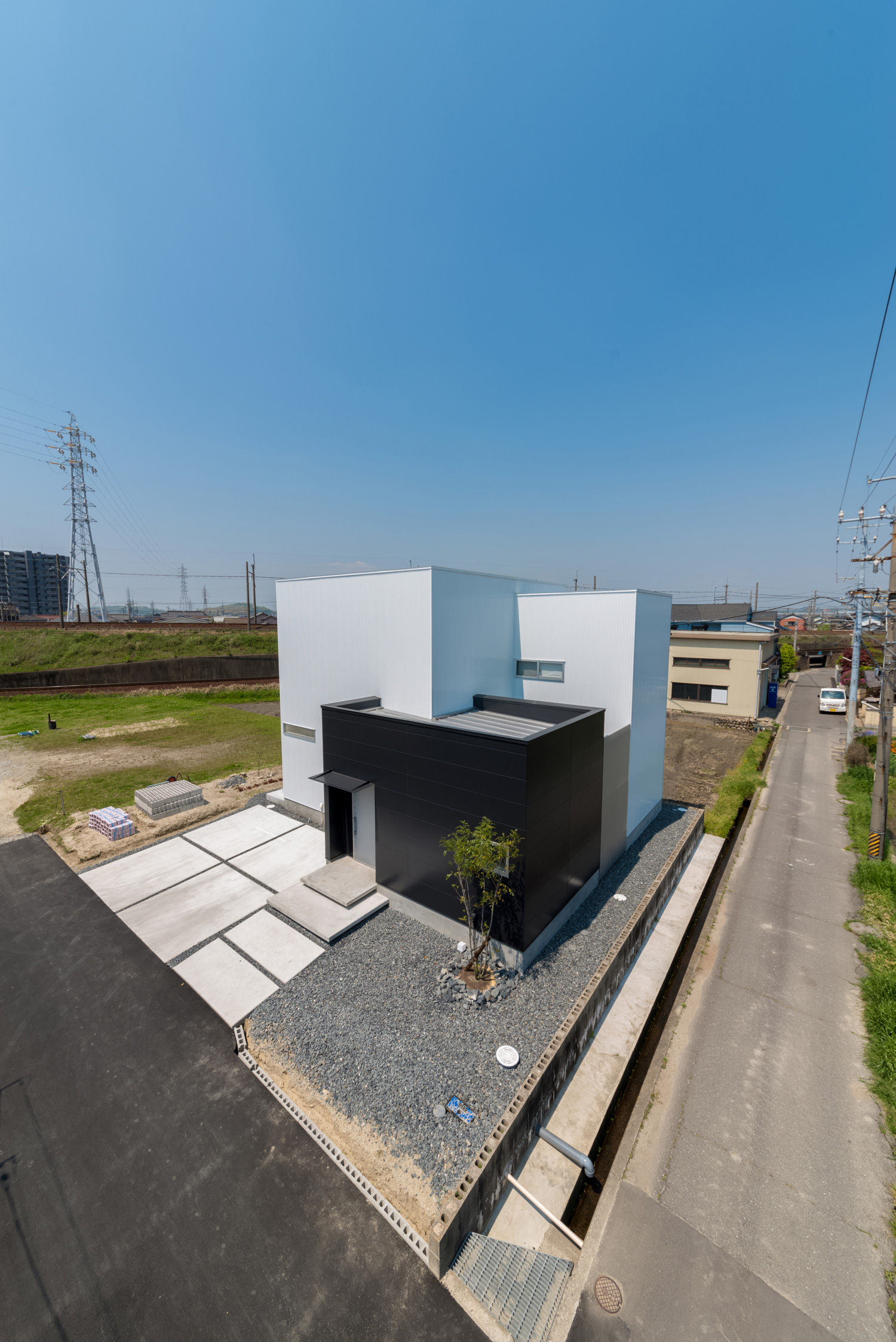 開けた自然豊かな土地に建つシンプルな外観の家・デザイン住宅