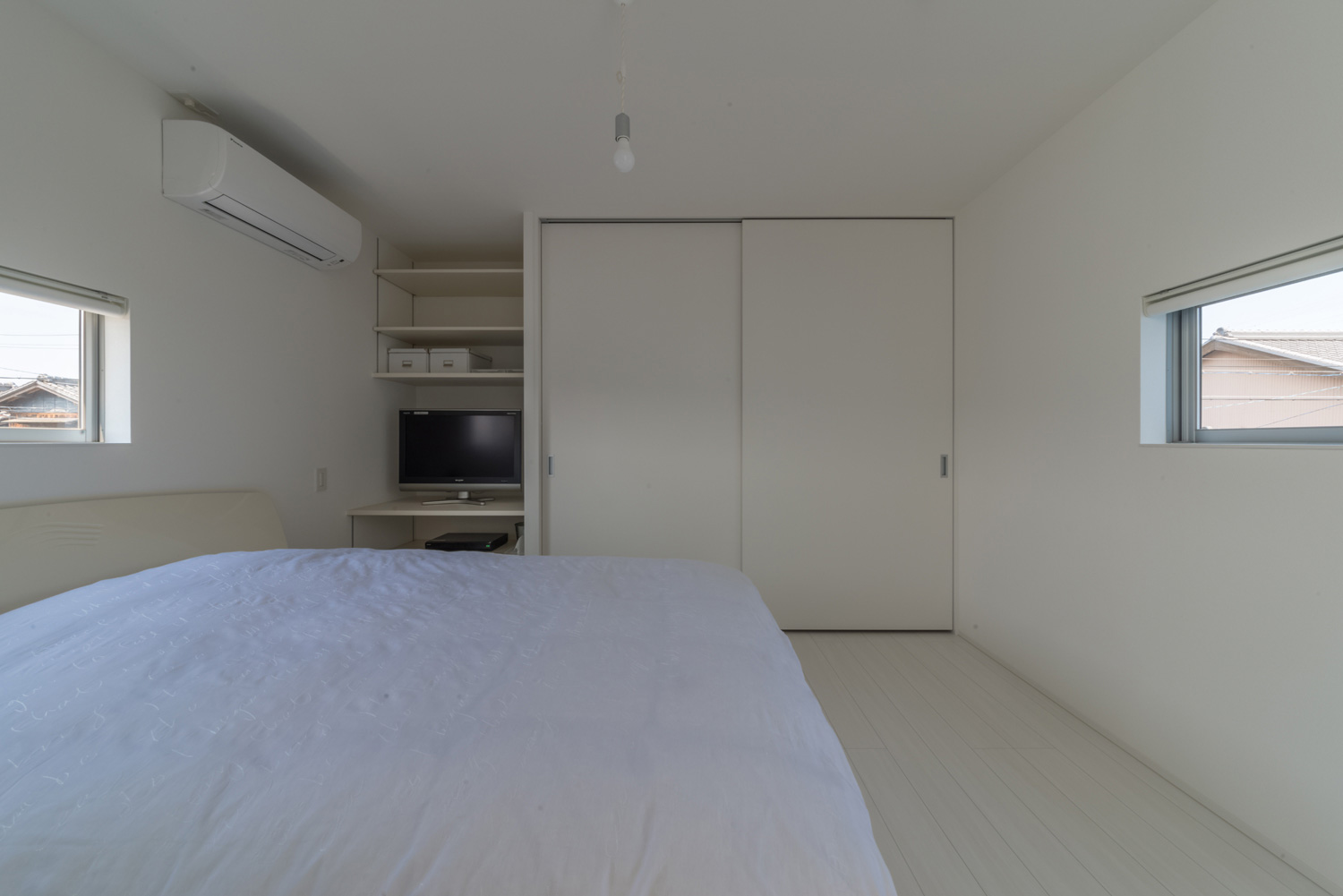 ワークスペースを取り付けたシンプルな寝室・デザイン住宅