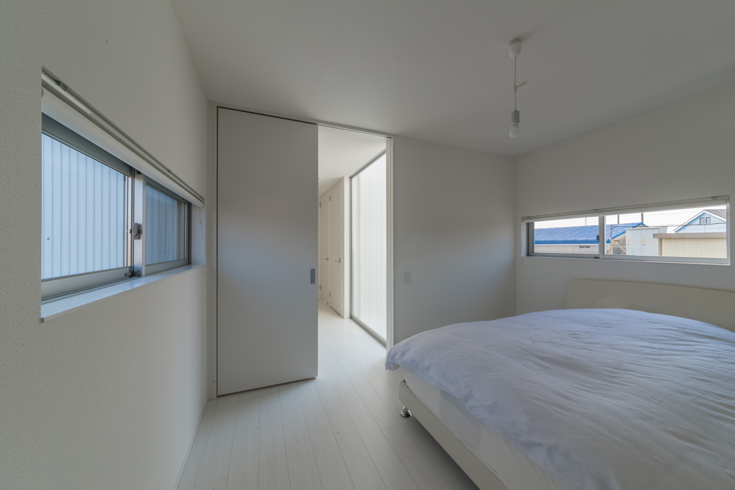 スリット窓を取り付けたシンプルでプライバシー性の高い寝室・デザイン住宅