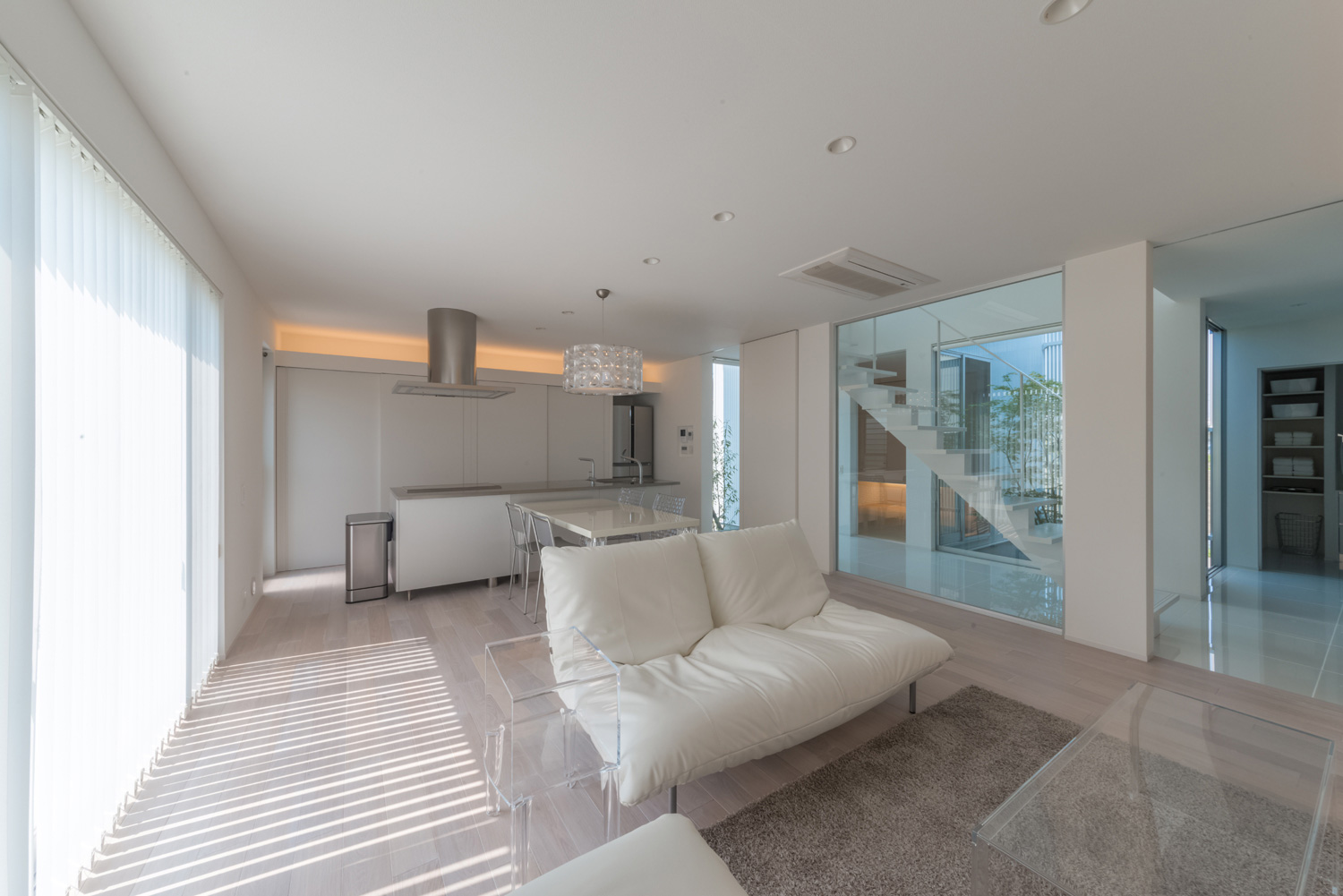 階段部分の壁にガラスを取り入れたシンプルでおしゃれなLDK・デザイン住宅