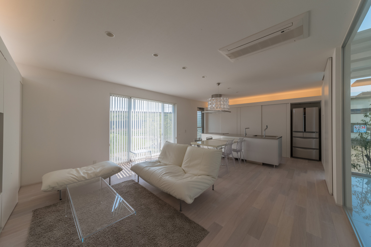 白いインテリアで統一した高級感のあるホテルライクなLDK・デザイン住宅