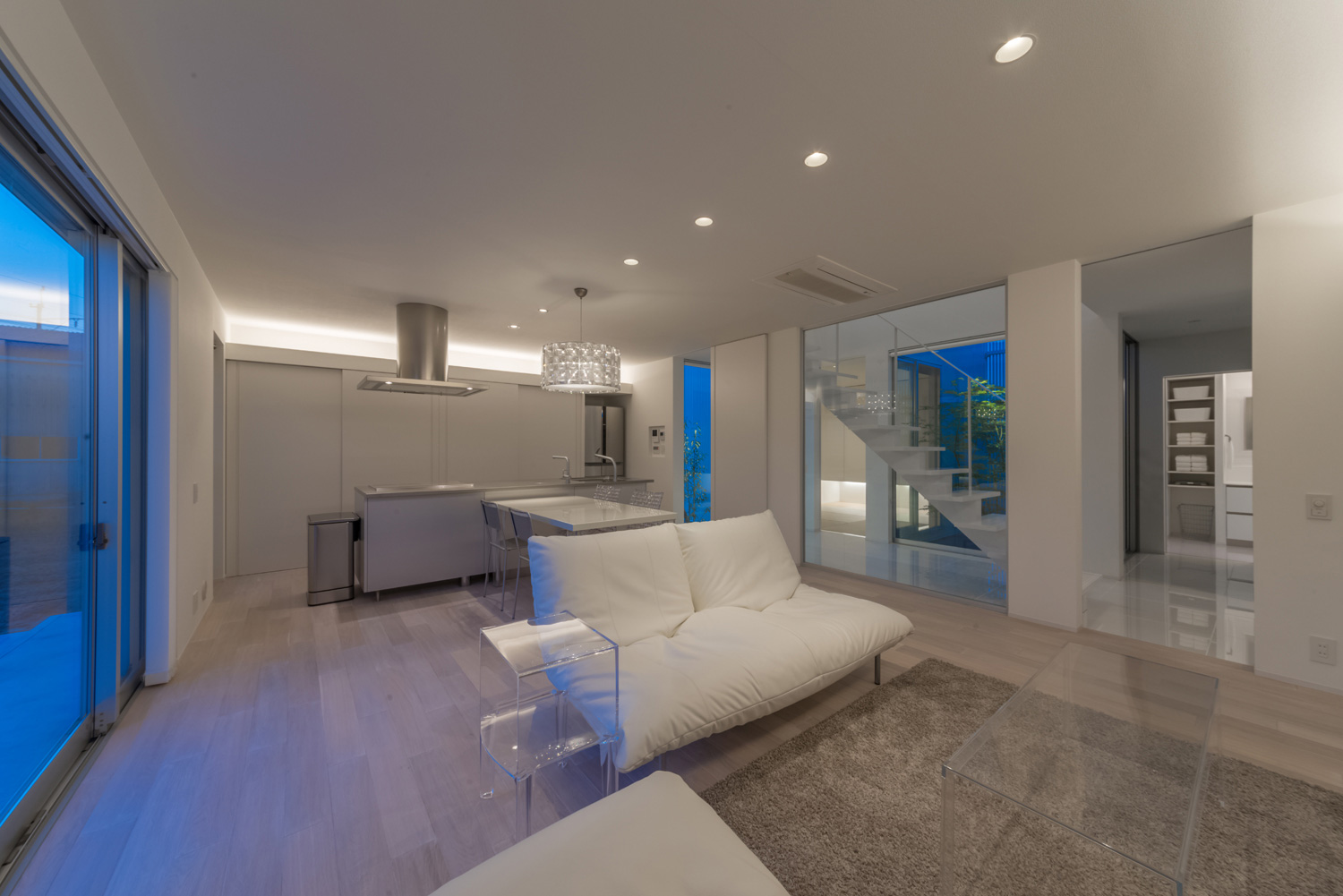 ダウンライトや間接照明が取り付けられたホテルライクなLDK・デザイン住宅