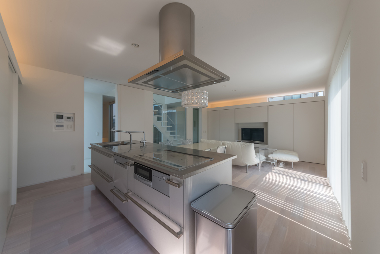 白とステンレスでまとめられたシンプルなキッチン・デザイン住宅