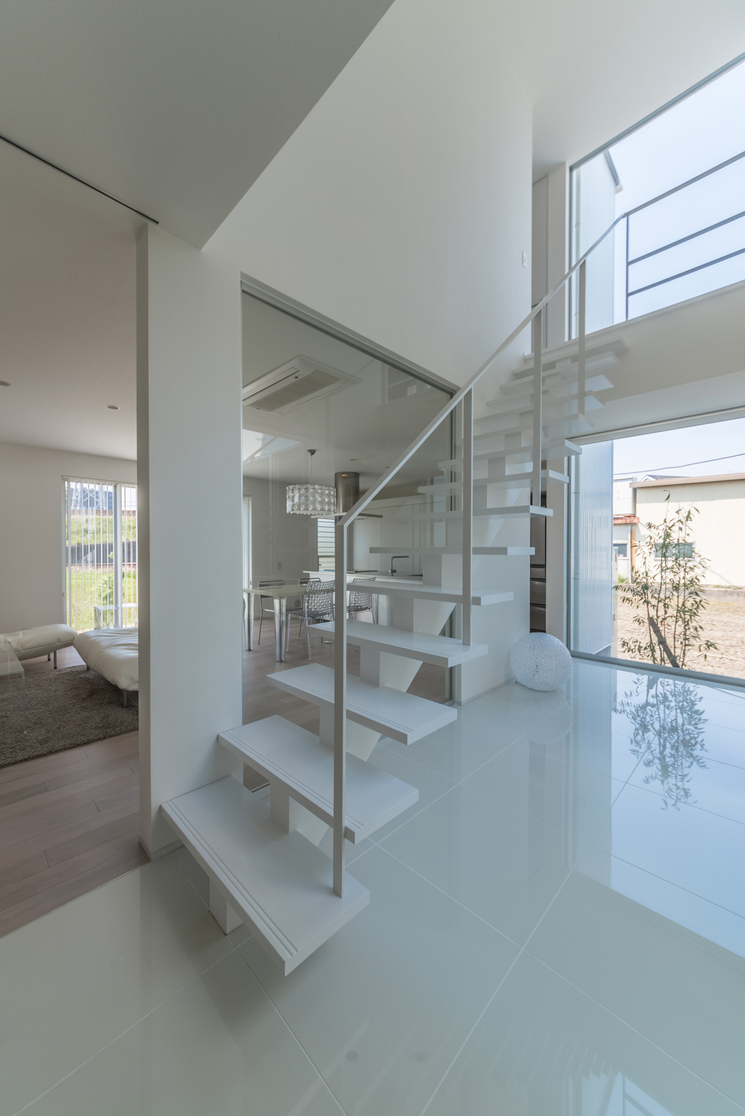 白いシャープなスケルトン階段・デザイン住宅