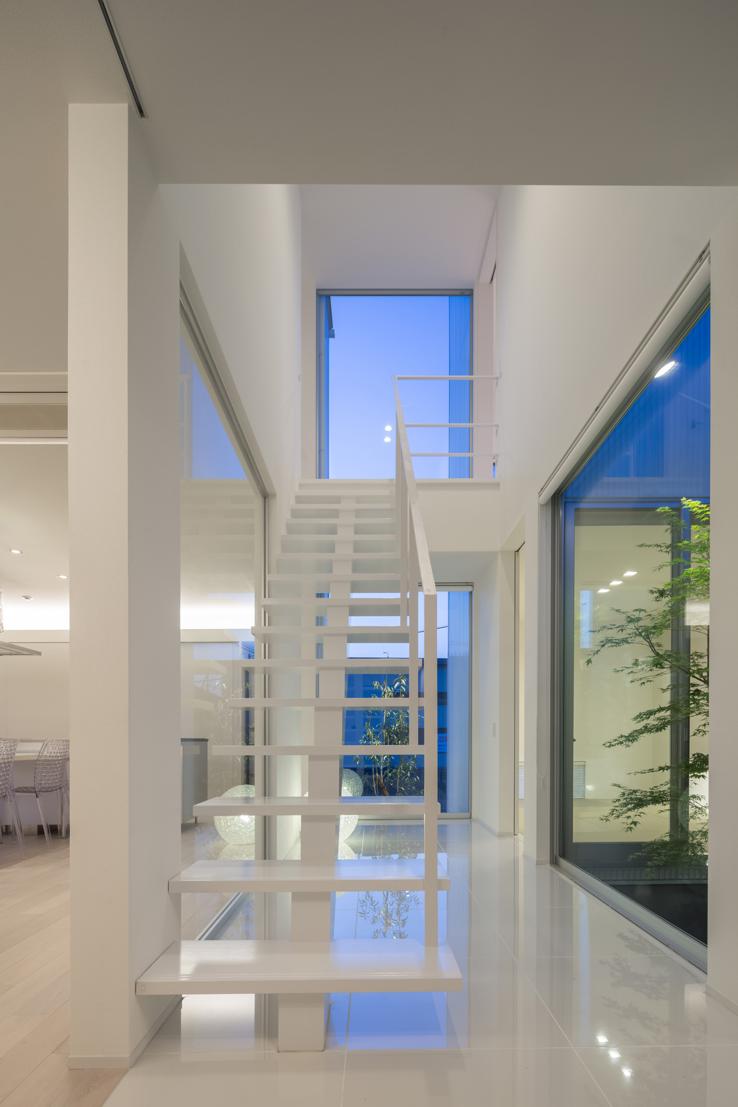 二階の突き当りに窓を取り付けた開放的な吹き抜け・デザイン住宅