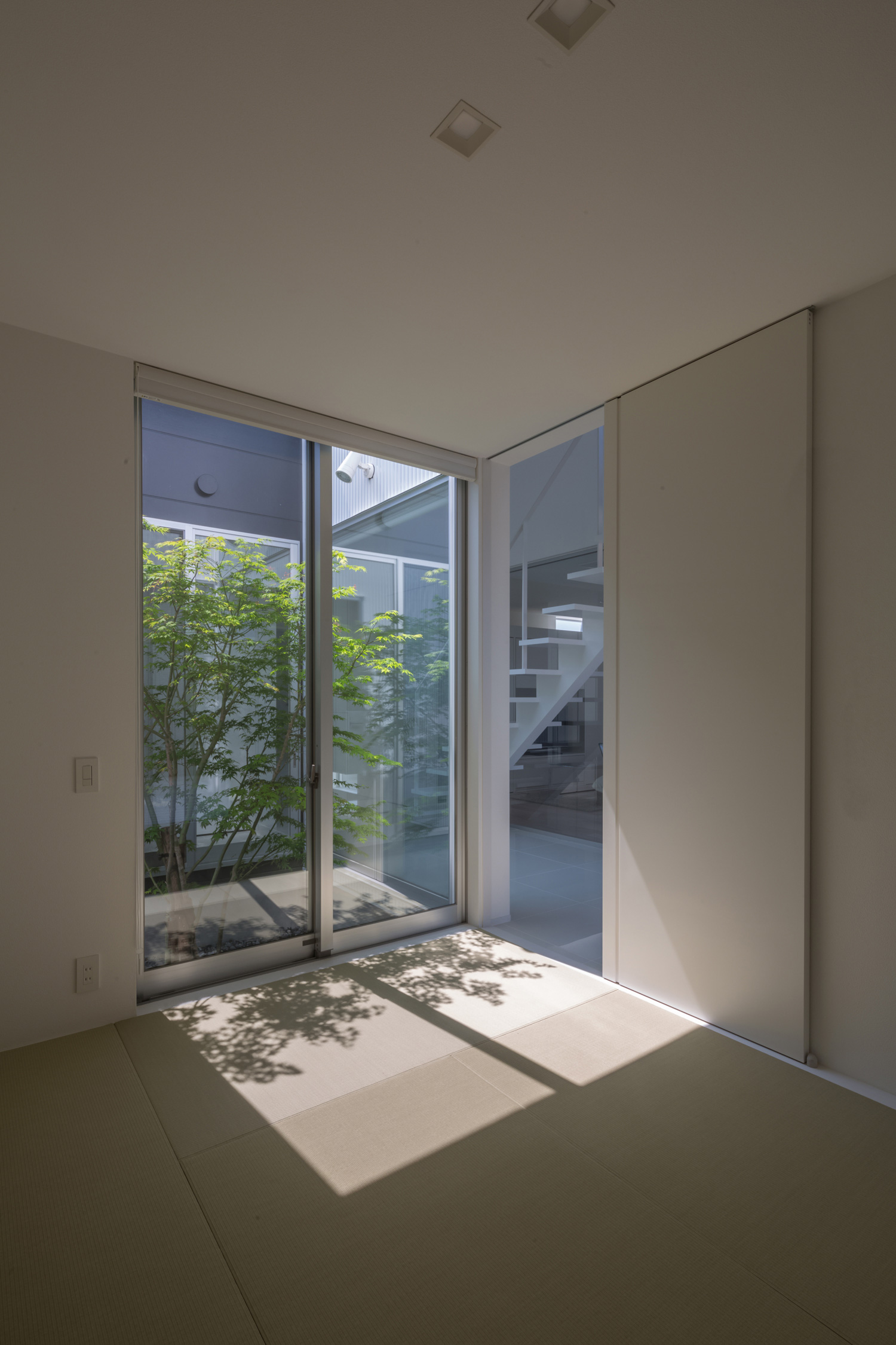 窓から光が入る明るくおしゃれな和室・デザイン住宅