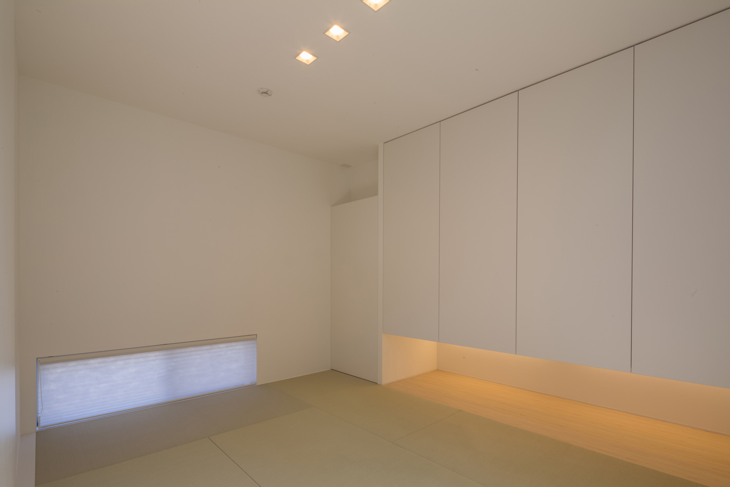 収納の下に間接照明を取り付けた地窓のあるモダンなLDK・デザイン住宅