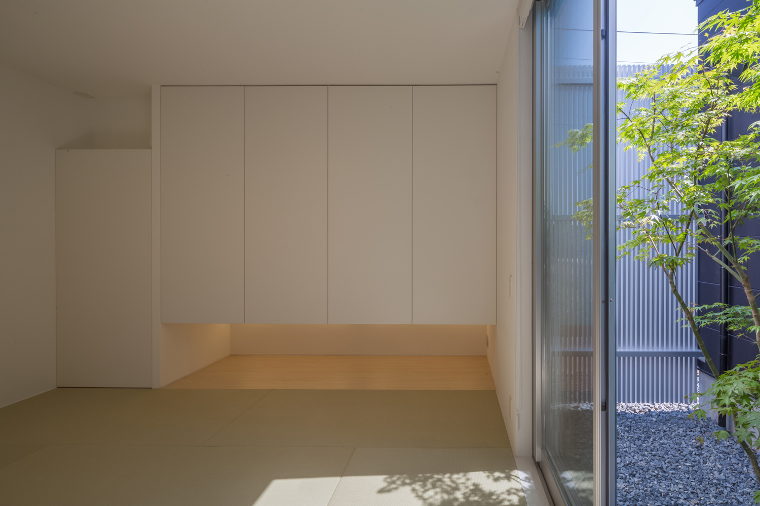 植栽の見える窓があるシンプルでモダンな和室・デザイン住宅