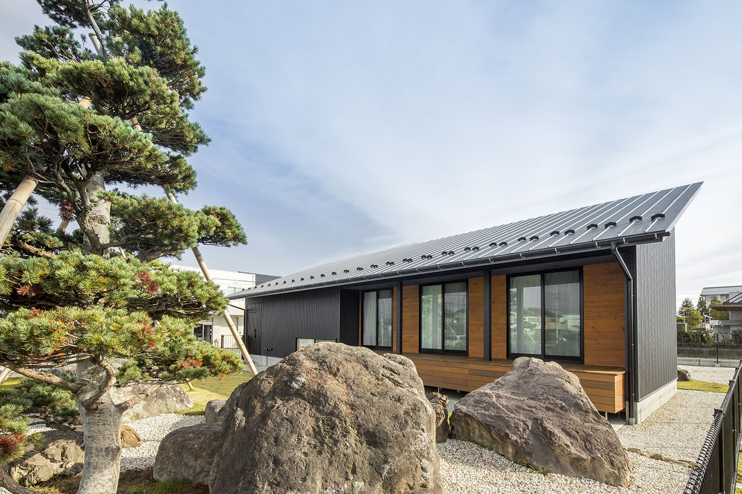 中庭を内包したコの字型の平屋住宅