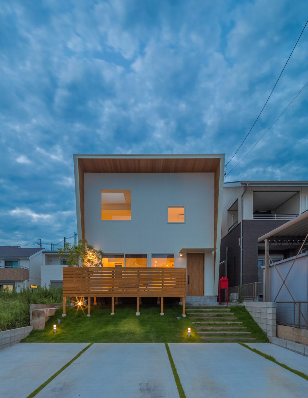 緑に囲まれた白い外壁で木目の軒天井があるおしゃれな外観の家・デザイン住宅 注文住宅・デザイン住宅建築実例_『CASE434 HIDAMARI』_外観