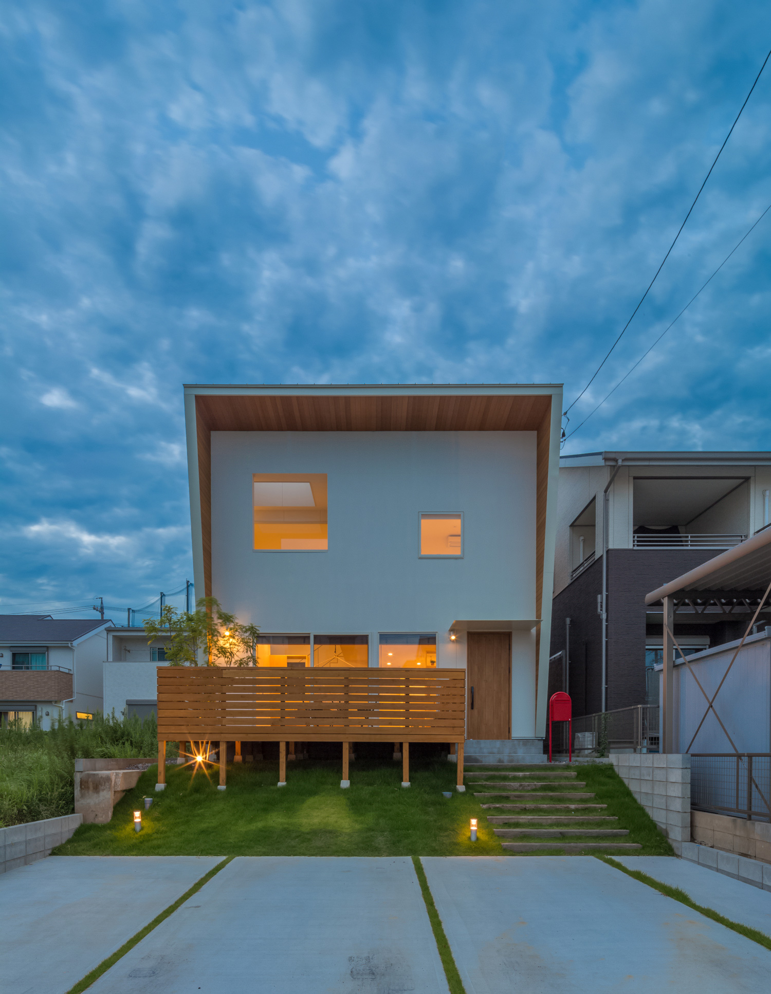 緑に囲まれた白い外壁で木目の軒天井があるおしゃれな外観の家・デザイン住宅 注文住宅・デザイン住宅建築実例_『CASE434 HIDAMARI』_外観