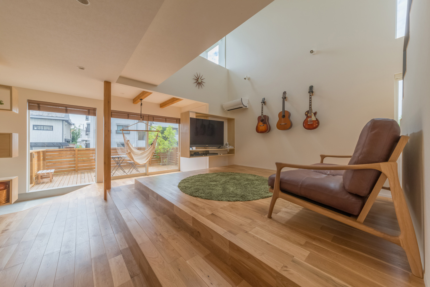 吹き抜けのリビングとアウトドアリビング