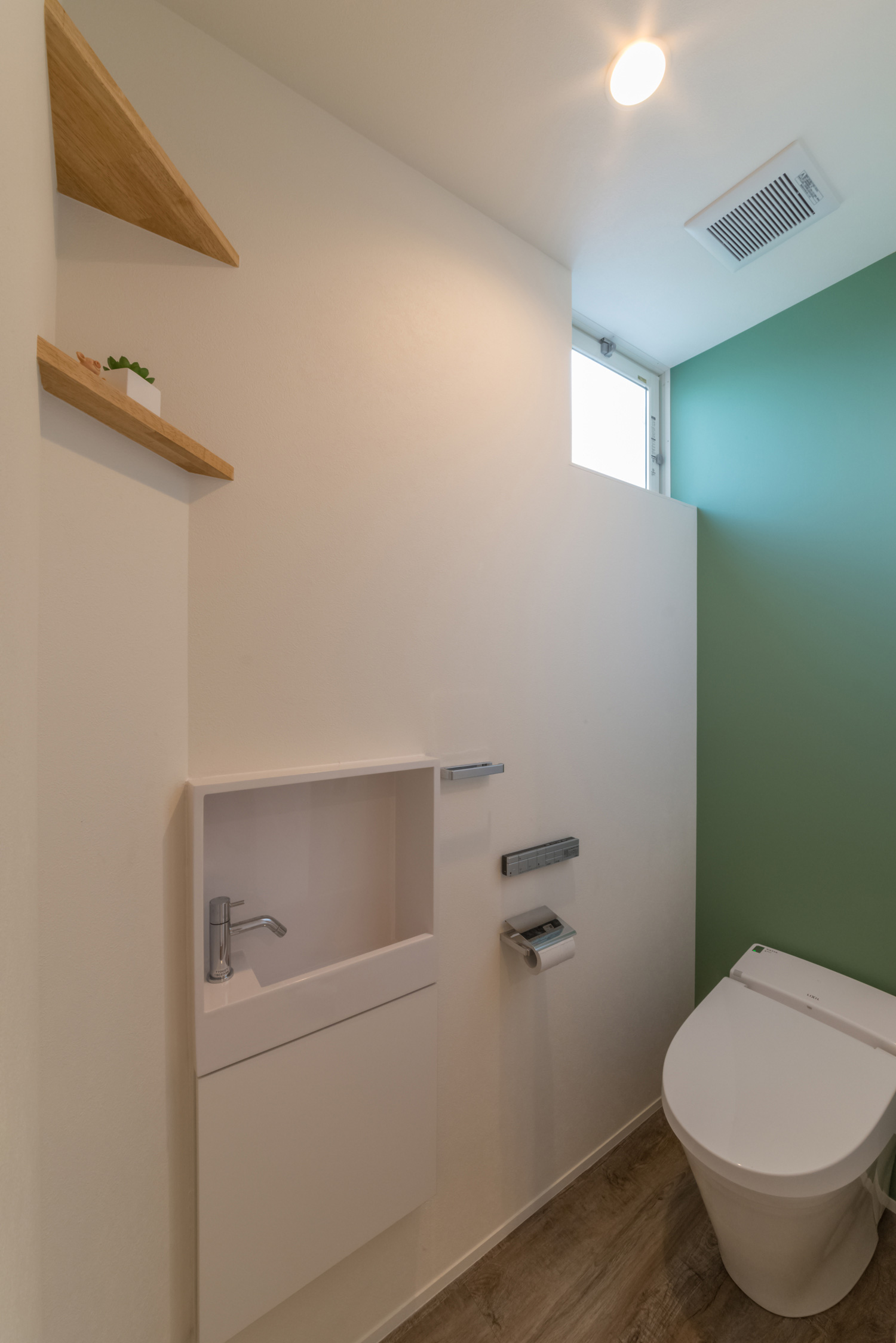 アクセントクロスや薄型手洗いがあるおしゃれなトイレ・デザイン住宅 注文住宅・デザイン住宅建築実例_『CASE434 HIDAMARI』_トイレ