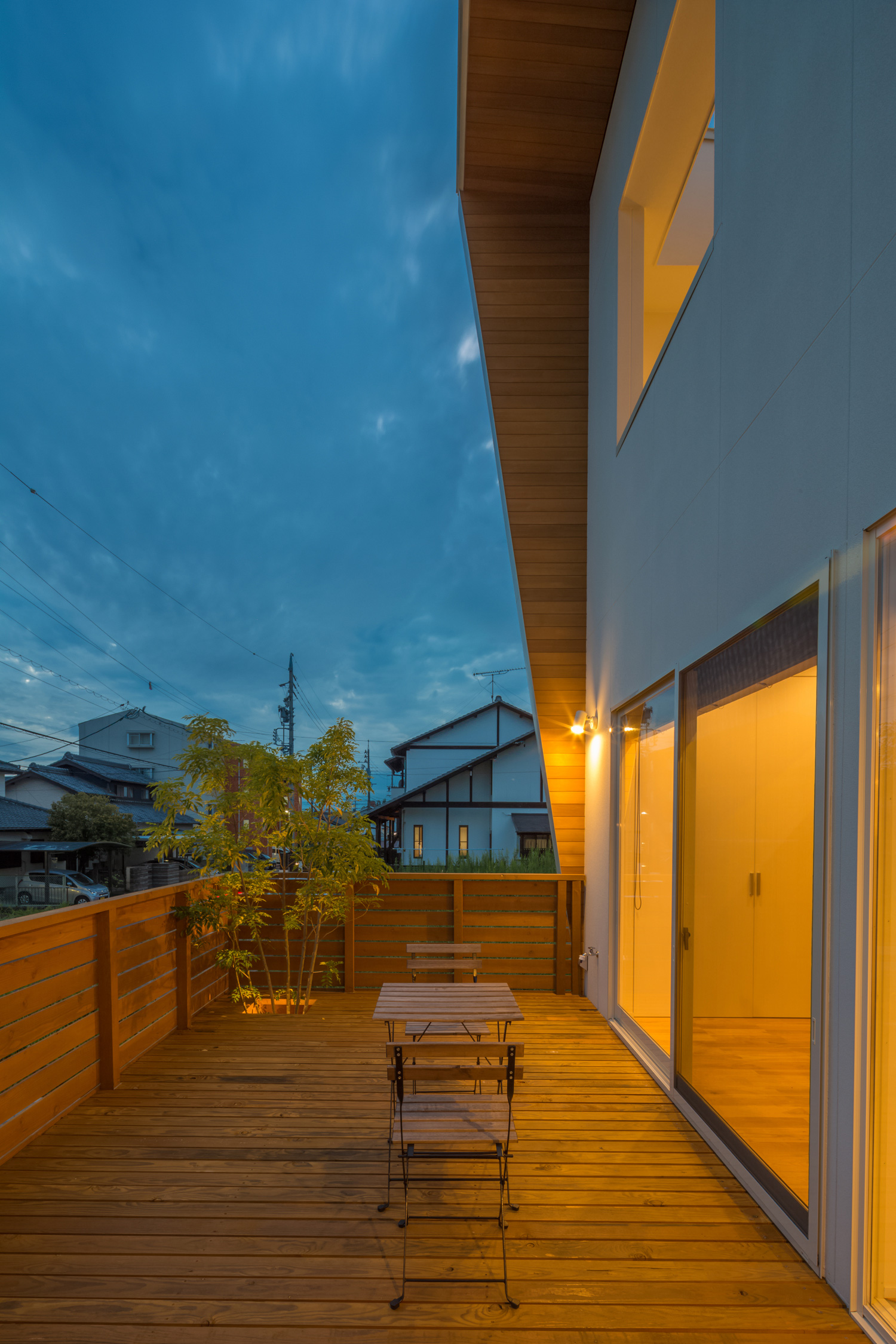 木の柵に囲まれたウッドデッキのおしゃれなテラス・デザイン住宅 注文住宅・デザイン住宅建築実例_『CASE434 HIDAMARI』_テラス・バルコニー