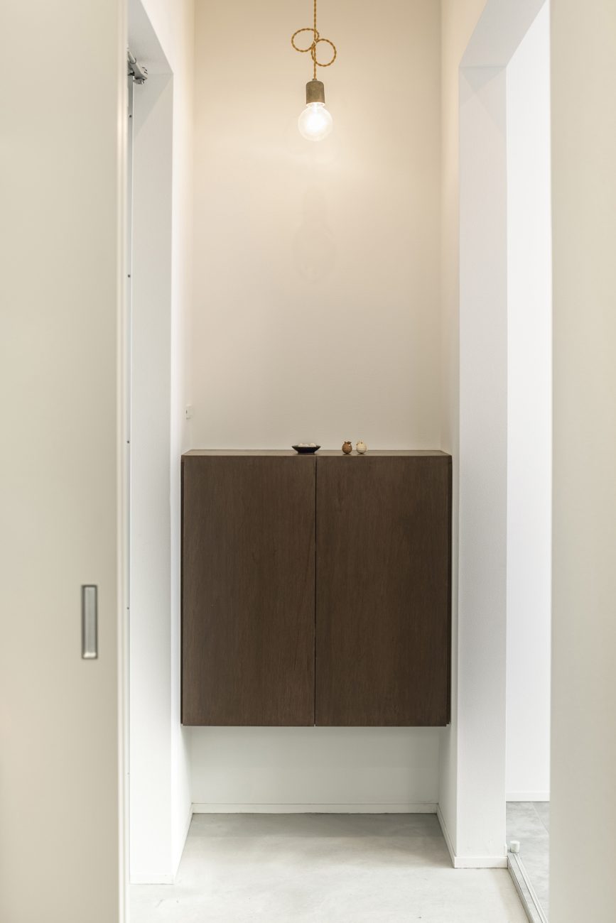 白い壁で木のシューズボックスが取り付けられたシンプルな玄関・デザイン住宅 注文住宅・デザイン住宅建築実例_『CASE437 LG』_玄関